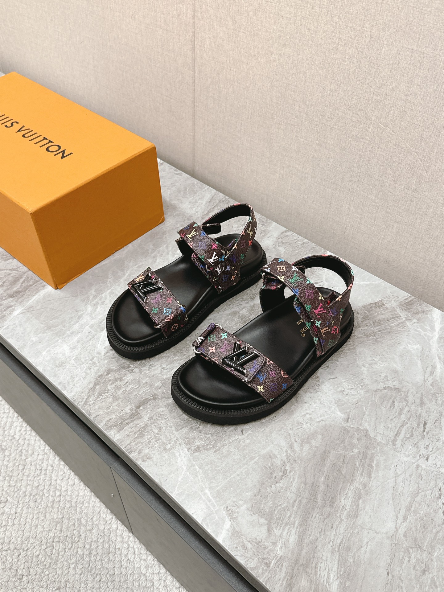 NO:174300,LV Louis Vuitton X TM Murakami Takashi's joint-branded slippers sandals are available in new BS purchasing level!  Full of high-end feeling!  A popular model from domestic and foreign bloggers, retro and fashionable, beautiful!  Official website main model★ ━━━━━━ t ━━━━━━━━━━━━━━━━━━━━━━━━━━━━━━━━━━━━━━━━━━━━━━━━━━━━━━━━━━━━━───────────────────────────────────────────────────────────────────────────────────────────────────�19860909LV 路易威登X TM村上隆联名款拖鞋凉鞋硬货上新 BS代购级别！高级感十足！国内外博主刷爆的一款,复古又时髦上脚美炸了！官网主推款★ ━━━━━ t ━━━━━ 鞋面原版小牛皮5D印花工艺  内里: 进口混种羊皮 大底原版开模发泡大底 鞋码: 女码35-39（40.41定制）,拖鞋凉鞋,louis vuitton,louis vuitton,sandals,slippers,cowhide,sheepskin,Women's Shoes