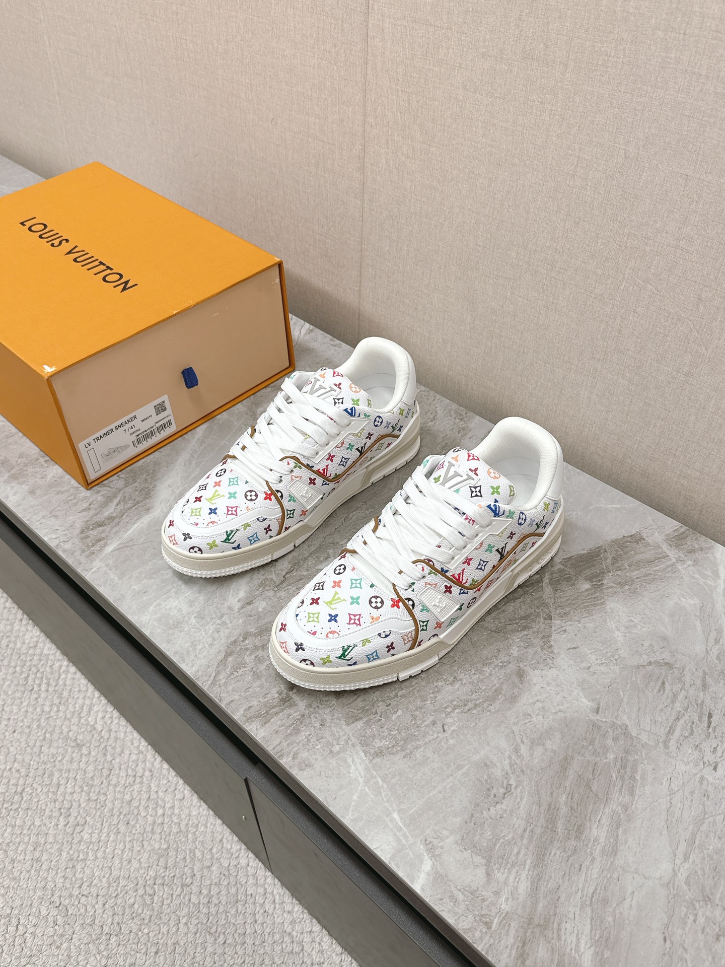 NO:174291,LV Louis Vuitton x Takashi Murakami co-branded couple sneakers This LV Trainer sneakers use original calf leather to interpret the distinctive aesthetics of the Louis Vuitton x Takashi Murakami reprint series, showing the colorful and ingenious ideas with classic presbyopia camouflage patterns. Retro sports style upper embellishes handwritten Louis Vuitton logo, rear 54 digital traceback 1854 original custom calfskin high-definition silk screen printing technology Exclusive open mold outsole size for women 35-41 men 39-45, casual shoes/sports shoes, louis vuitton, louis vuitton, sneakers, cowhide19860909LV路易威登x 村上隆联名情侣款运动鞋 本款 LV Trainer 运动鞋选用原版小牛皮革演绎路易威登 x 村上隆再版系列的鲜明美学,以老花迷彩经典图案彰显缤纷巧思.复古运动风格鞋面点缀手写体路易威登标识,后部 54 数字追溯品牌诞生的 1854 年 鞋面原版定制小牛皮高清丝印工艺 独家开模大底码数女35-41男39-45,休闲鞋/运动鞋,louis vuitton,louis vuitton,sneakers,cowhide,Women's Shoes