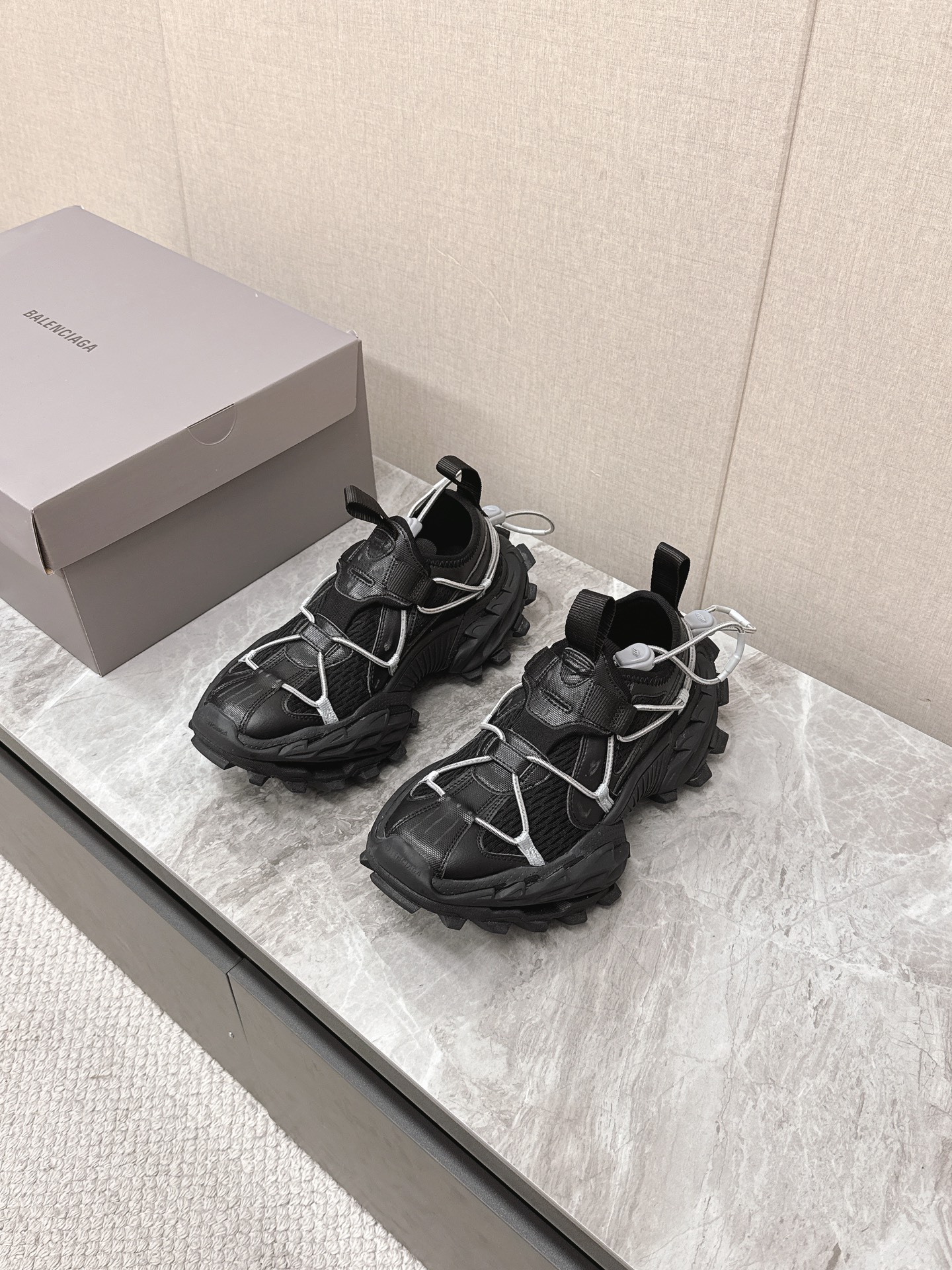 NO:174270,Balenciaga hiking shoes Papa hike features include adjustable upper rope details, wide outsole texture and extended pointed toe design. The rope not only adds a layering to the upper, but also helps fix the shoes and makes the wear more stable. The upper is treated with a demna-led effect, presenting a heavy-duty appearance. This is also the recurring theme in the balenciaga dominated by demna. The sports-style b-shaped logo is located in the front protective area and can be matched with various loose floor pants. European and American celebrities. Celebrities. Internet celebrity girl. Big love style. Exquisite upper hand-sewing thread. Flush and soft. Skin-friendly and soft. Must-have for winter. Fashionable but not overly ostentatious couples. The characteristics of this pair of casual shoes can be summarized in three keywords. Retro, wide-shaped, dad shoes. Exquisite packaging. Original custom imported technology fabrics.  Inner original imported breathable net, original sole open mold combination rubber outsole size for women 35-40 for men 40-45, daddy shoes, balenciaga, balenciaga19860909Balenciaga 巴黎世家登山鞋老爹鞋巴黎hike的特点包括可调节的鞋面绳索细节、宽大的外底纹理以及延长的尖头设计 绳索不仅为鞋面增添了层次感,还能帮助固定鞋子,使穿着更加稳固 鞋面采用了仿旧效果处理,呈现出重度使用的外观,这也是demna主导的balenciaga 中反复出现的主题运动风格的b字logo位于前部防护区域很能打,可以搭配各种宽松的拖地裤 欧美名媛 明星 网红girl 大爱款 精致鞋面手工缝纫走线 蓬松柔软 亲肤柔软冬季必备款 时尚却不过分张扬情侣款 休闲这双鞋特点可以用三个关键词概括复古,阔型,老爹鞋 配送精美包装 面料原版定制进口科技面料 内里原版进口透气网里 鞋底原版开模组合橡胶大底 size 女35-40 男40-45,老爹鞋,balenciaga,balenciaga,Women's Shoes