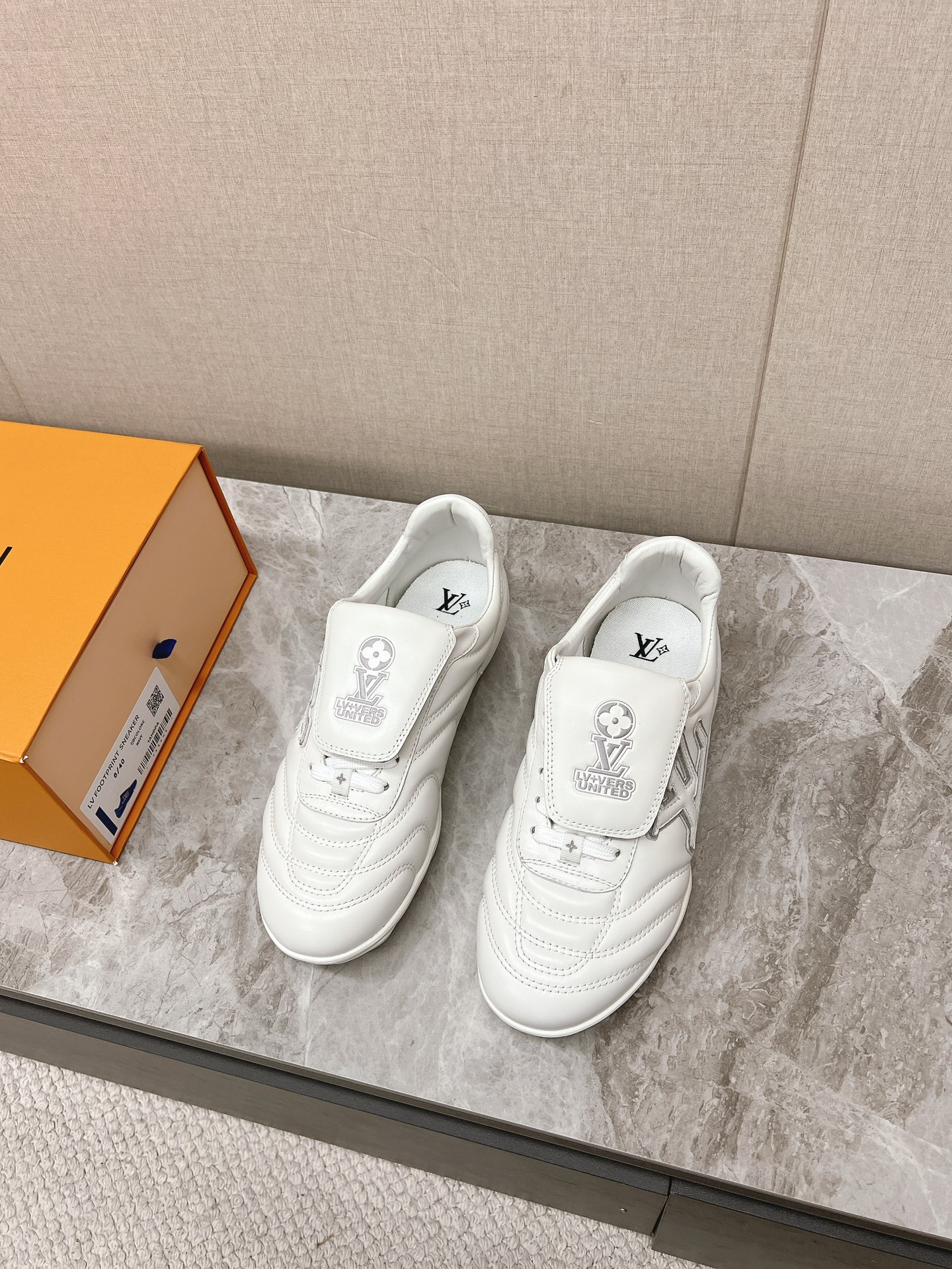 NO:164028,LV Louis Vuitton's latest Footprint series couple football sneakers original purchase and development Made this Footprint Soccer sneakers were unveiled at the 2025 Spring and Summer Fashion Show. It is the first sneaker designed by Pharrell Williams for football. The shoes are inspired by football sports that spans generations and culture, echoing the theme of unity and participation of the 2025 Spring and Summer Fashion Show. The shoes are known for their smooth design, with dynamic IV Initials logo on the sides, and the tongue is embellished with Lvers United badges inspired by the football team, and the sole of the footprint rubber sole is decorated with a variety of Louis Vuitton logos. The delivery counter is exquisitely packaged. Fabric: original imported cowhide, original custom soft sheepskin lining, sole original open mold, two-color TPU combination bottom Sole thickness 3.5CM Size: Women's 35-41 / Men's 39-45, casual shoes/sports shoes, louis vuitton, louis vuitton, versace, sneakers, cowhide, sheepskin19860909LV路易威登最新Footprint系列 情侣款足球运动鞋 原版购入开发 做货 这款 Footprint Soccer 运动鞋于2025春夏系列时装展中亮相,是Pharrell Williams 首次以足球鞋为灵感设计的运动鞋.鞋款的灵感来自跨越世代和文化的足球运动,呼应2025春夏系列时装展团结一致、全民参与的主题.鞋款以流丽的设计著称,侧面以富动感的IV Initials标志点缀,鞋舌缀有灵感来自足球队伍的Lvers United徽章,而脚掌纹橡胶鞋底饰有多款路易威登标志 配送专柜精美包装 面料:原版进口头层牛皮 内里原版定制柔软羊皮里 鞋底原版开模双色TPU组合底 底厚3.5CM Size:女款35-41 / 男款39-45,休闲鞋/运动鞋,louis vuitton,louis vuitton,versace,sneakers,cowhide,sheepskin,Women's Shoes