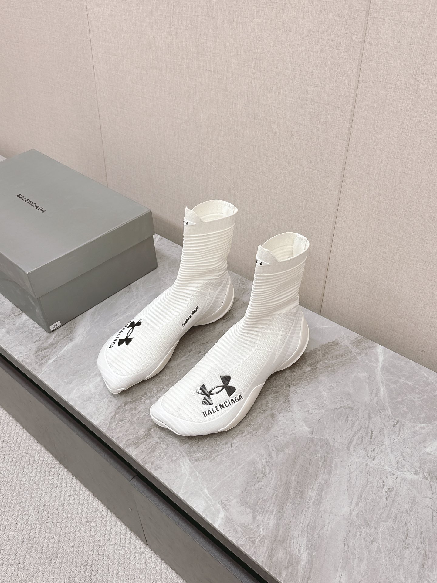 NO:222993,Balenciaga spring and summer show Under Armour co-branded couple socks shoes, Counter 7930 RMB purchased and developed Balenciaga and Under Armour capsule collection are a bold collaboration between high-end luxury brands and sports brands. This series includes oversized hoodies, shorts and modern accessories, reflecting the fusion of high-end fashion and sportswear. Balenciaga is famous for its avant-garde approach, while Under Armour is well-known for its performance equipment, both creating items that are suitable for street fashion enthusiasts and high-end fashion enthusiasts. The collaboration series adopts minimalist design with a double brand logo, showing the seamless integration of Balenciaga's luxury and Under Armour's sports aesthetics. The upper is original custom-made fly-woven drop glue process. Exclusive private mold rubber pu combination outsole Size35-40  39-45 (40 45 customization), boots, balenciaga, balenciaga, manolo blahnik, boots, shorts, socks, hats19860909巴黎世家Balenciaga春夏秀款安德玛联名情侣款袜子鞋 专柜7930RMB购入开发 Balenciaga和Under Armour胶囊系列是一个高端奢侈品牌与运动品牌的大胆合作.这个系列包括了超大号的连帽衫、短裤和现代配饰,体现了高级时尚与运动装的融合.Balenciaga以其前卫的方法而闻名,而Under Armour则以其性能装备而知名,两者创造了既适合街头时尚爱好者又适合高级时尚爱好者的单品.合作系列采用了极简设计,带有双品牌标识,展示了Balenciaga的奢华与Under Armour的运动美学的无缝融合 鞋面原版定制飞织滴胶工艺 独家私模橡胶pu组合大底Size35-40 39-45（40 45定制）,靴子,balenciaga,balenciaga,manolo blahnik,boots,shorts,socks,hats,Women's Shoes