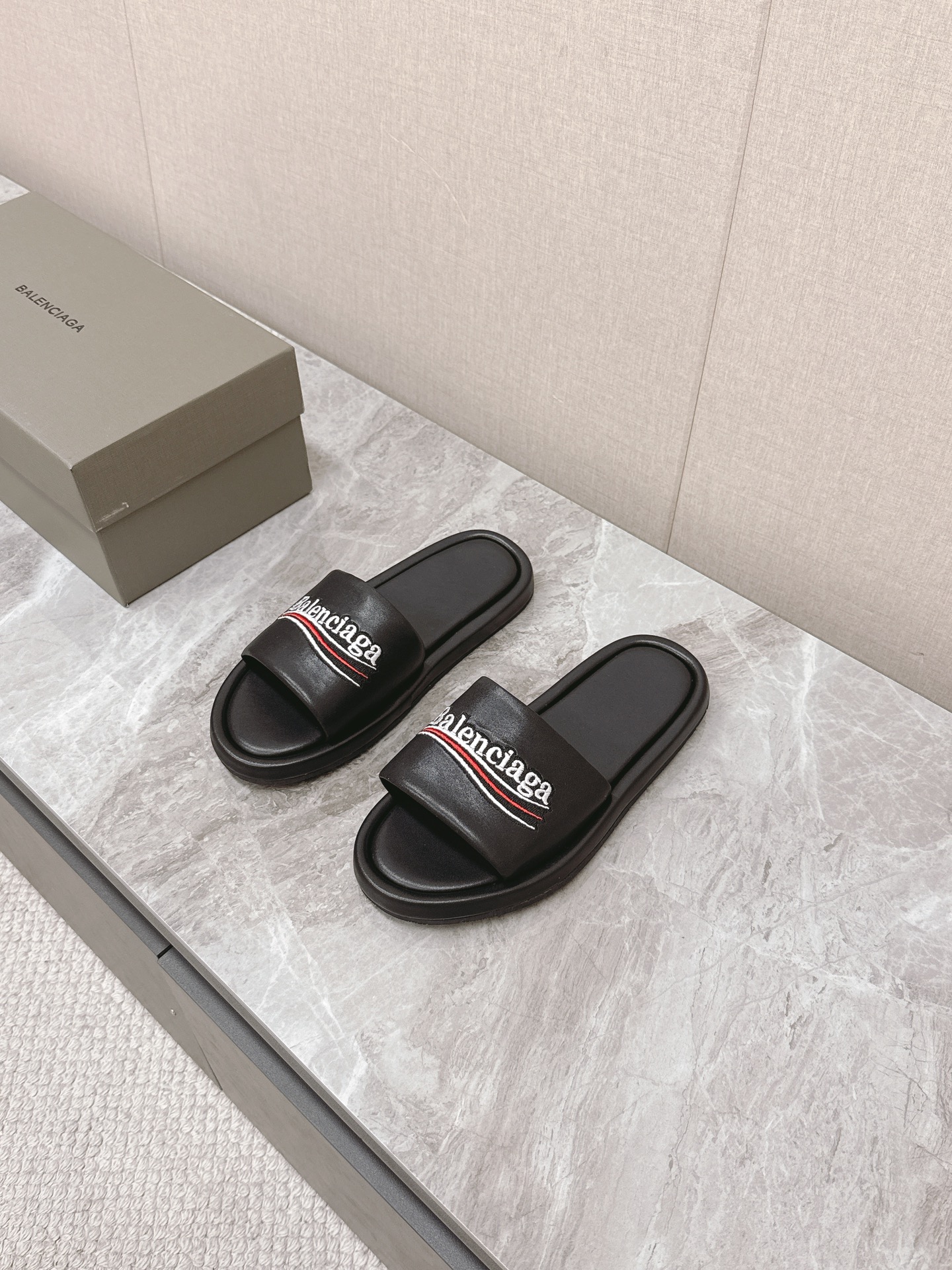 NO:239837,Balenciaga new couple slippers Top version super popular Balenciaga slippers Fashion bloggers and European and American celebrities love each other Fashionable but not overly hyped upper grained cowhide Special soft and skin-friendly original natural rubber anti-slip wear-resistant sole with counter latest original packaging Size35-40 Men 39-44, slippers, balenciaga, balenciaga, slippers, cowhide19860909Balenciaga巴黎世家 新款情侣拖鞋 顶级版本超火巴黎世家拖鞋 时装博主与欧美明星大爱款 时尚却不过分张扬鞋面粒纹牛皮 特别的柔软、亲肤原版天然橡胶防滑耐磨底配专柜最新原包装Size35-40 男39-44,拖鞋,balenciaga,balenciaga,slippers,cowhide,Women's Shoes