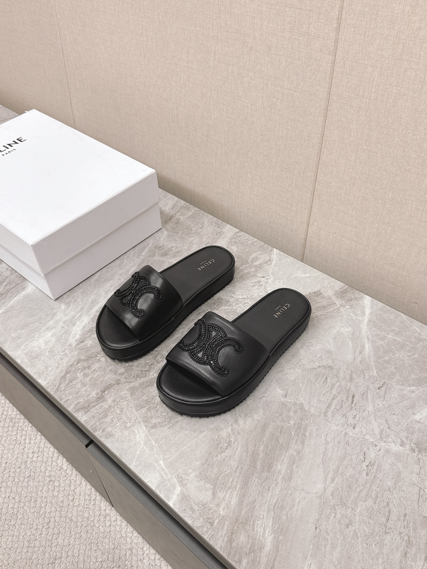 NO:239840,Selin's new thick-soled slippers, fashion bloggers and European and American celebrities, a must-have for winter, fashionable but not overly ostentatious, show details, grained cowhide upper, especially soft and skin-friendly, original natural rubber non-slip wear-resistant sole, with the latest original packaging of the counter, Size 35-40, slippers, celine, slippers, cowhide19860909赛琳新款厚底拖鞋 时装博主与欧美明星大爱款 冬季必备款 时尚却不过分张扬 show details 鞋面粒纹牛皮 特别的柔软、亲肤 原版天然橡胶防滑耐磨底 配专柜最新原包装 码数35-40,拖鞋,celine,slippers,cowhide,Women's Shoes