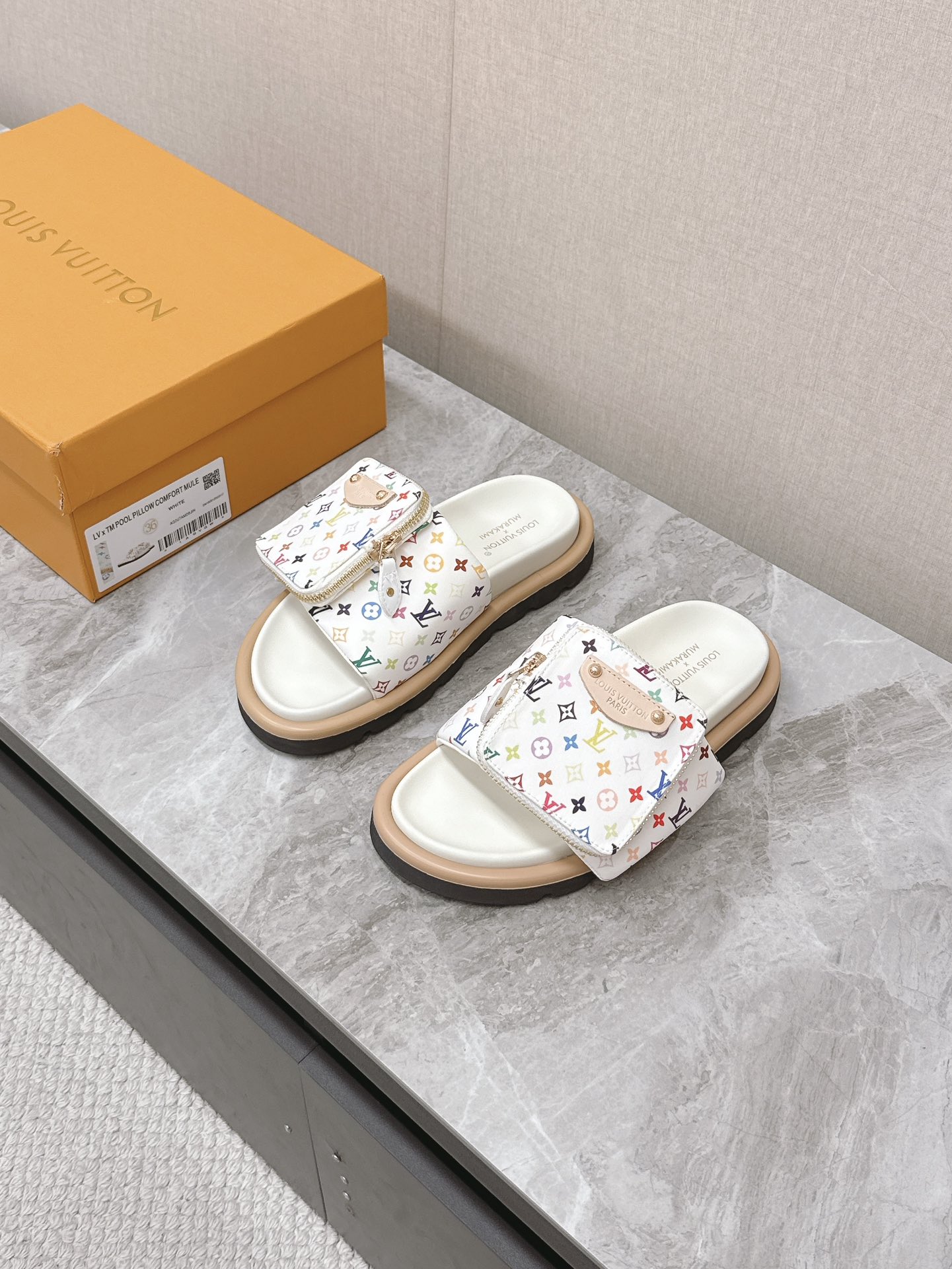 NO:239835,LV Louis Vuitton X TM Murakami Takashi's co-branded couple slippers are available in new BS purchasing level!  Full of high-end feeling!  A popular model from domestic and foreign bloggers, retro and fashionable, beautiful!  Official website main model★ ━━━━━━ t ━━━━━━━━━━━━━━━━━━━━━━━━━━━━━━━━━━━━━━━━━━━━━━━━━━━━━━━━━━━━━━━━─────45-41 (40.41 customization) Men’s 39-44, slippers, louis vuitton, louis vuitton, slippers, cowhide, sheepskin19860909LV 路易威登X TM村上隆联名情侣款拖鞋硬货上新 BS代购级别！高级感十足！国内外博主刷爆的一款,复古又时髦上脚美炸了！官网主推款★ ━━━━━ t ━━━━━ 鞋面原版小牛皮5D印花工艺  内里: 进口混种羊皮 大底原版开模发泡大底 Size: 35-41（40.41定制）男39-44,拖鞋,louis vuitton,louis vuitton,slippers,cowhide,sheepskin,Women's Shoes