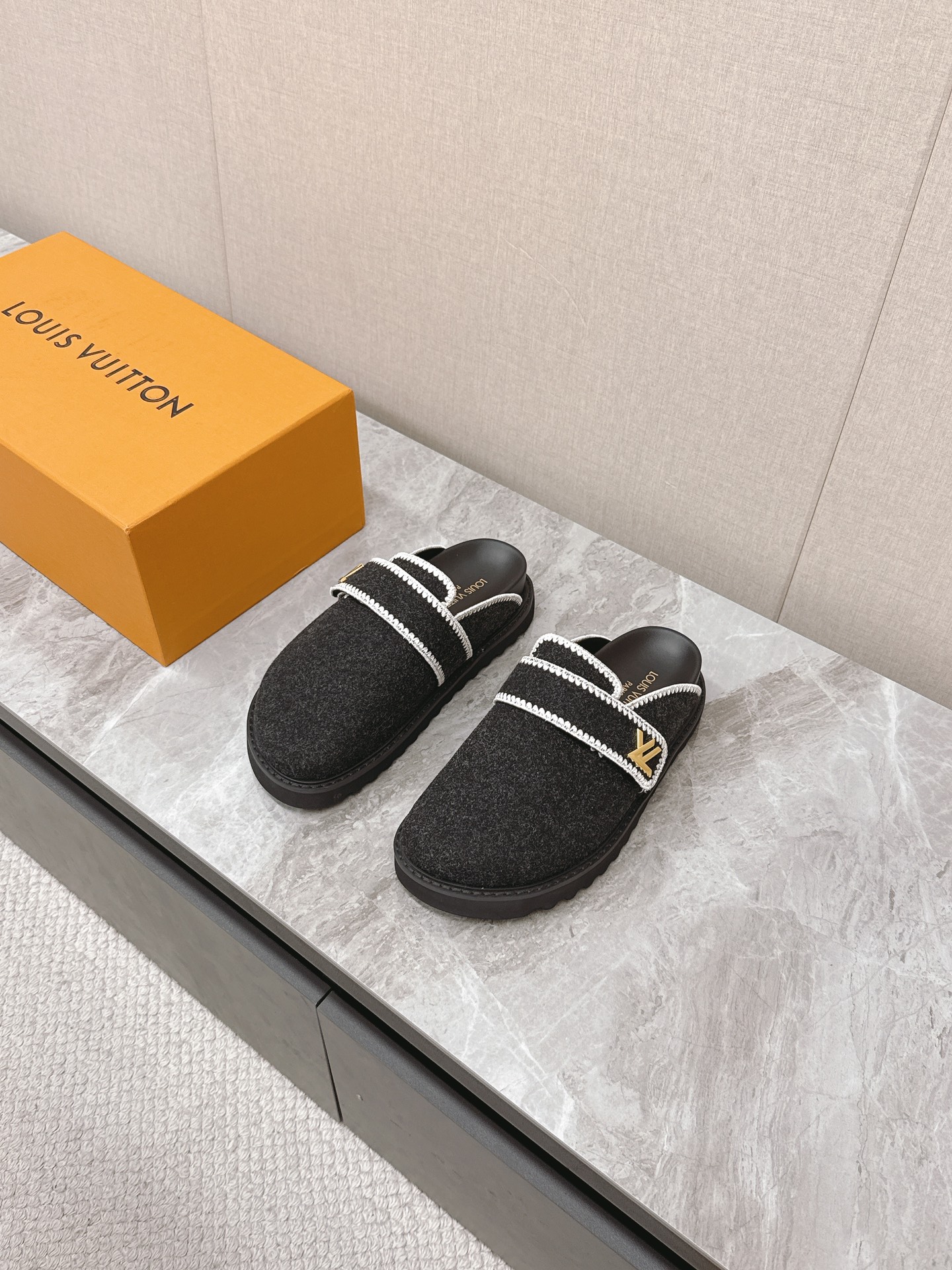 NO:222986,The new counter style of the bag-toe semi-drag winterbreak comfort flat slippers LV letters and Monogram floral embellishment leather surface, paired with wool inside and outside, suitable for both indoor and outdoor wear. Pure wool material, high-density foaming material of the water platform, light and comfortable, the sole has a certain thickness, and the height-enhancing effect is also good!  Premium size :35-45, semi-drag, louis vuitton,slippers19860909专柜新款包头半拖拖 winterbreak comfert 平底拖鞋LV 字母和Monogram 花卉点缀图案的皮面,搭配羊毛内里,室内外穿着皆宜.纯羊毛材质,水台高密度发泡材质,轻盈舒适,鞋底有一定厚度,增高效果也不错！精品 size :35-45,半拖,louis vuitton,slippers,Women's Shoes