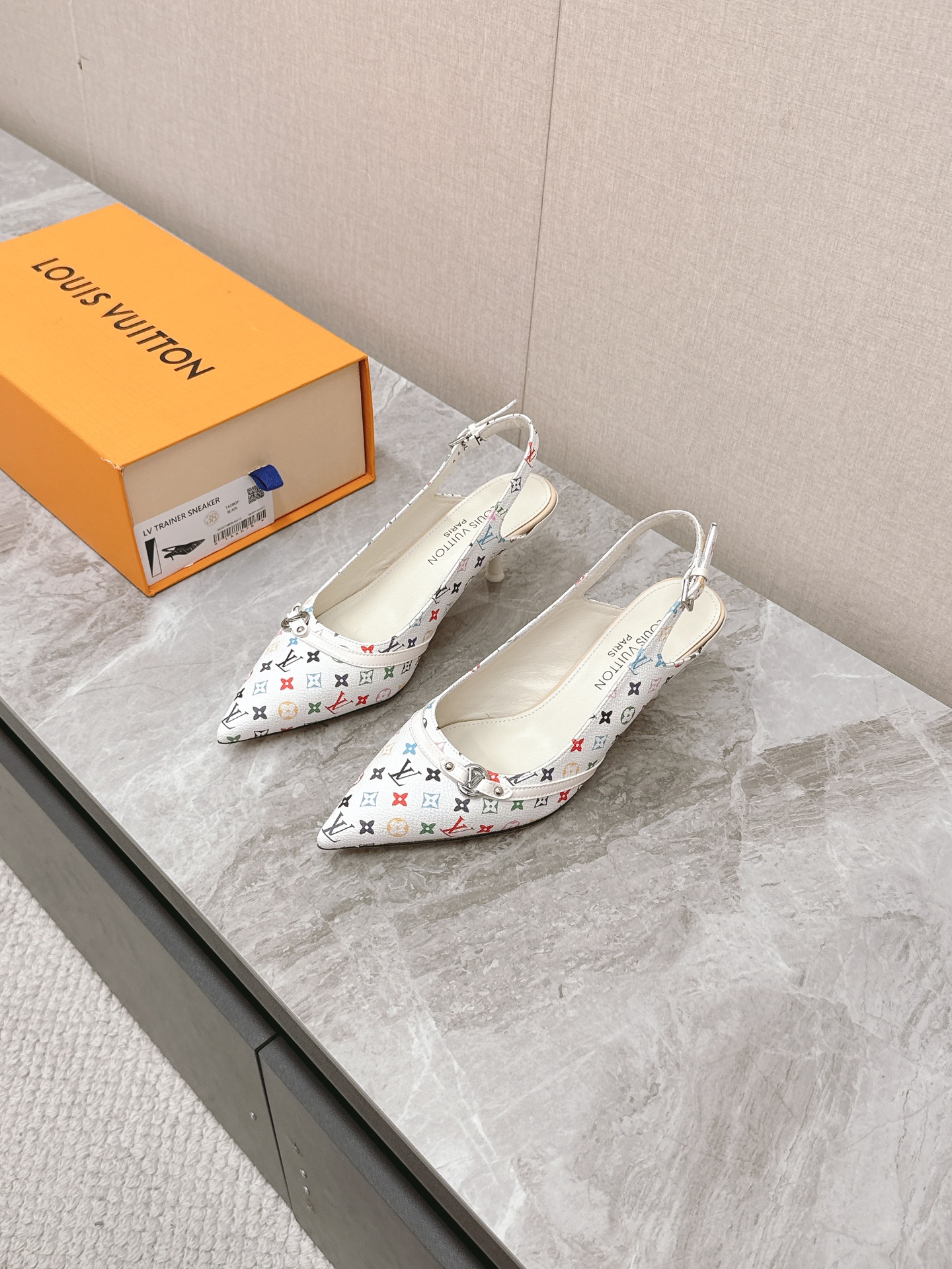 NO:222933,Louis Vuitton Spring and summer Mary Jane cat heel pointed toe shoes The most popular item in the spring and summer show. Many supermodels put their feet. Simple and elegant and very versatile. The upper is made of original cowhide; full leather bag naked pure hand-sewn upper, with LV colored presbyterian logo embellishment. The inner is water-dyed cowhide, breathable, comfortable and wear-resistant Italian leather outsole. Heel height 4.5CM Size35-40, single shoes, louis vuitton, louis vuitton, louis vuitton, mary jane, cowhide, Leather soles19860909Louis Vuitton 路易威登春夏玛丽珍猫跟时装尖头鞋 春夏秀场出镜率最高的一款单品 超多名模上脚 简约大方非常百搭 鞋面采用原版牛皮； 全皮包裸纯手工缝纫鞋面,LV彩色老花标识点缀 内里采用水染牛皮,透气舒适耐磨 意大利真皮大底 跟高4.5CM Size35—40,单鞋,louis vuitton,louis vuitton,louis vuitton,mary jane,cowhide,Leather soles,Women's Shoes