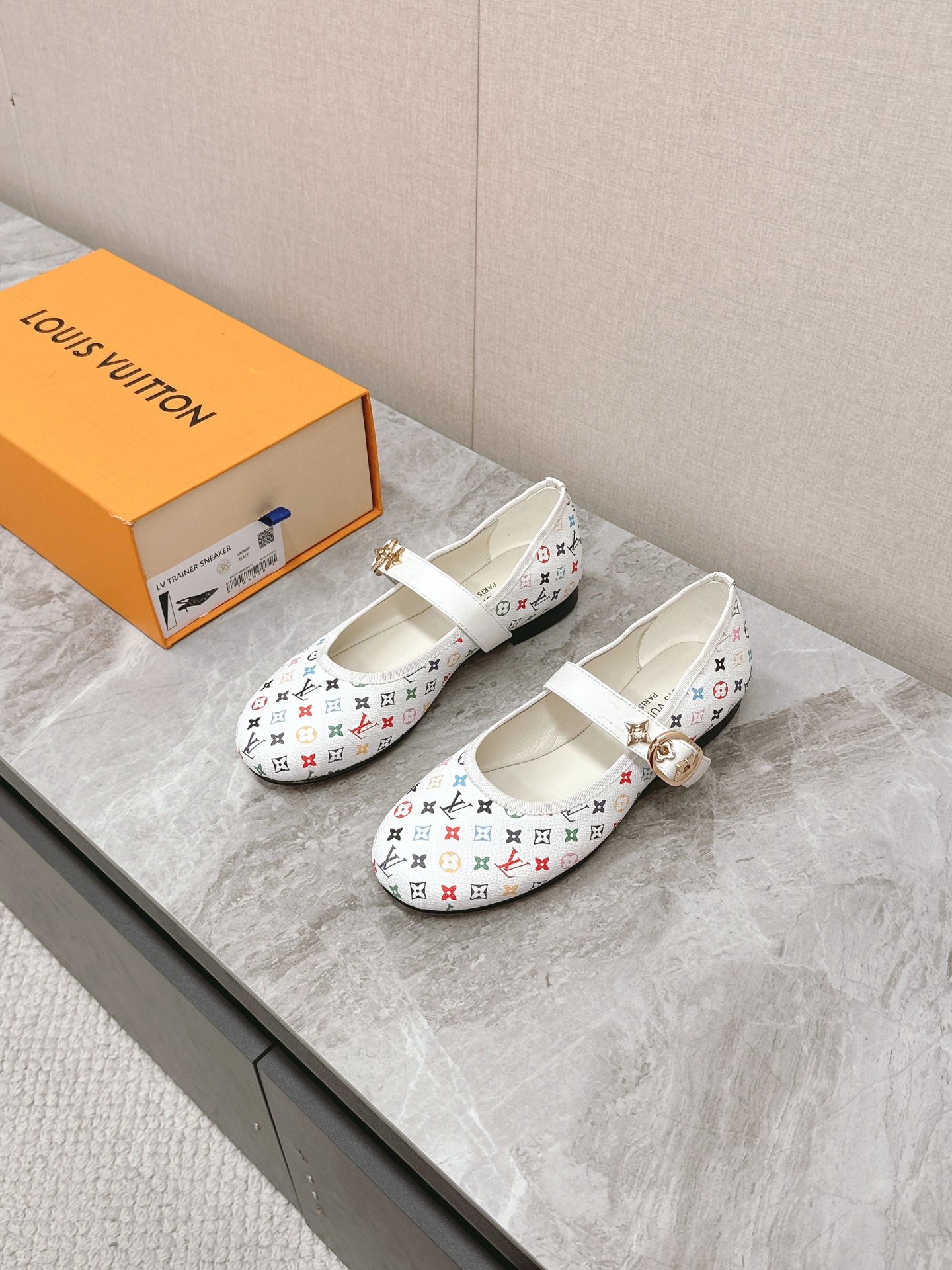 NO:222945,The latest Louis Vuitton LV model~ This pair is also very beautiful!  The cortical ones are very advanced!  !  !Paired with jeans in autumn and winter, it is simply perfect!  Do you have the ideal height immediately when you wear it?  Big love style, with fashion elements, upper appearance, full of nobleness, wear it, always show the feminine fashion charm, fashionable but not overly ostentatious, upper high-end sheep pendant plus donkey letter buckle is so beautiful, imported cowhide 3D printing technology of imported sheepskin inside, size 35-40, single shoes, louis vuitton, louis vuitton, louis vuitton, louis vuitton, louis vuitton, louis vuitton, shorts, cowhide, sheepskin, sheep19860909路易威登lv最新款～ 这双也是好好看！皮质的就是非常高级呀！！!搭配秋冬的牛仔短裤 简直就是完美呀！穿上立马拥有理想的身高有没有！ 大爱款,有时尚元素,鞋面外表 贵气感十足 穿上它总能展现女性时尚韵味 时尚却不过分张扬,鞋面高档羊猄加上 驴家字母扣实在太美 鞋面进口牛皮3d打印工艺 内里进口羊皮 码数35-40,单鞋,louis vuitton,louis vuitton,louis vuitton,louis vuitton,shorts,cowhide,sheepskin,sheep,Women's Shoes