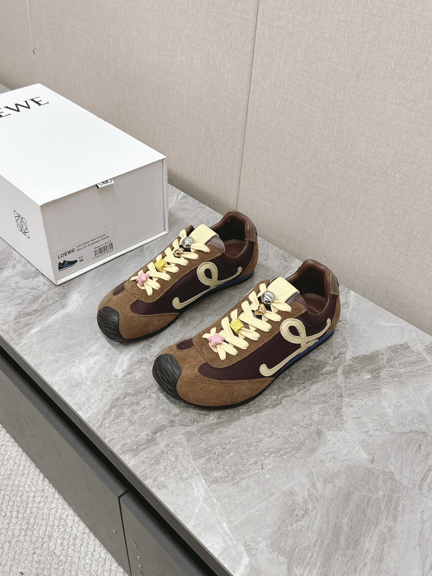 NO:273759,Without buckles, buttons, men's clothing 10 LOEWE Luo Yiwei Counter Synchronization 2.0 upgrade version, the latest color scheme of couples series, Forrest Gump shoes, Desert shoes, sports shoes, Xiaohongshu good things sharing; it's so beautiful, so comfortable and versatile... The shoes are very light, so go through shopping, and it's OK to wear skirts and pants!  Mixed and matched spliced ​​fabric (frosted cowhide/velvet fabric), breathable gauze inner lining, cowhide foot pads, two-color combination anti-slip large bottom, original steel-printed logo logo, 35-40, men, 39-45, full set of counter packaging gift boxes!  loewe loewe sneakers skirts cowhide19860909不带扣 带扣子 p 男装10 LOEWE罗意威专柜同步2.0升级版 情侣款系列最新配色,阿甘鞋、德训鞋、运动鞋 小红书好物分享；实在是太美太好穿太舒服太百搭啦……鞋子很轻便,逛街暴走零压力,配裙子裤子都OK！混搭拼接面料(磨砂牛皮/丝绒布料),透气纱网内里,牛皮垫脚,双色组合防滑大底,原版钢印Logo徽标 码数35—40 男39-45 全套专柜包装礼盒包装！,,loewe,loewe,sneakers,skirts,cowhide,Men's shoes