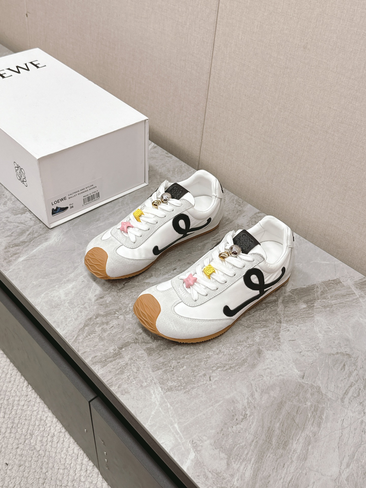 NO:222925,Without buckles, buttons P men's clothing 10 LOEWE Counter Synchronization 2.0 upgrade version, the latest color matching of couples series, Forrest Gump shoes, Desert shoes, sports shoes, Xiaohongshu good things sharing; it's so beautiful, so comfortable and versatile... The shoes are very light, so go through shopping, and it's OK to wear skirts and pants!  Mixed and matched spliced ​​fabric (frosted cowhide/velvet fabric), breathable gauze inner lining, cowhide foot pads, two-color combination anti-slip large bottom, original steel-printed logo logo, 35-40, men, 39-45, full set of counter packaging gift boxes!  , casual shoes/sports shoes, loewe, loewe, sneakers, skirts, cowhide19860909不带扣 带扣子P男装10 LOEWE罗意威专柜同步2.0升级版 情侣款系列最新配色,阿甘鞋、德训鞋、运动鞋 小红书好物分享；实在是太美太好穿太舒服太百搭啦……鞋子很轻便,逛街暴走零压力,配裙子裤子都OK！混搭拼接面料(磨砂牛皮/丝绒布料),透气纱网内里,牛皮垫脚,双色组合防滑大底,原版钢印Logo徽标 码数35—40 男39-45 全套专柜包装礼盒包装！,休闲鞋/运动鞋,loewe,loewe,sneakers,skirts,cowhide,Women's Shoes