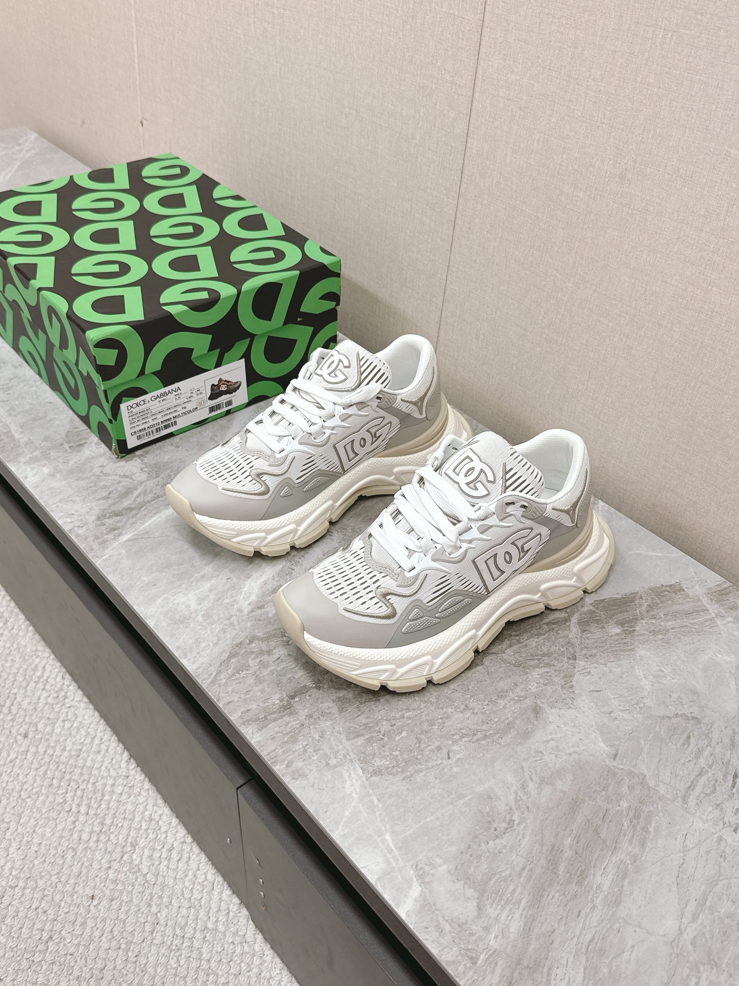 NO:222917,【Dolce&Gabbana】Dolce & Gabbana spring and autumn hot products, dad shoes, casual sneakers, original purchase, development, making products. DG TOGETHER series takes the brand DNA modern perspective inspiration source - the new generation of young people as the starting point of design. The new Space calfskin and velvet leather sneakers, embellish the details of technology fabrics, integrating the two major brand logo elements. Daymaster series trendy silhouette and NS1 series capable temperament. Exquisite packaging of the delivery counter Fabric silk cowhide film Inner towel Sole tpu mold suction combination sole 4CM Heel height: men's 38-46, dad shoes, Dolce & Gabbana, Dolce & Gabbana, Dolce & Gabbana, sneakers, cowhide19860909【Dolce&Gabbana】杜嘉班纳春秋爆款 老爹鞋 休闲运动鞋 原版购入 开发 做货 DG TOGETHER 系列以品牌 DNA 摩登视角灵感源泉——新一代年轻人为设计出发点.全新 Space 小牛皮与翻绒皮运动鞋,点缀科技面料细节,融汇品牌两大系列标志元素Daymaster 系列潮酷廓形与 NS1 系列干练气质 配送专柜精美包装 面料丝绸牛皮胶片 内里毛巾里 鞋底tpu吸模组合大底 跟高4CM Size:男款38-46,老爹鞋,Dolce&Gabbana,Dolce&Gabbana,Dolce&Gabbana,sneakers,cowhide,Women's Shoes