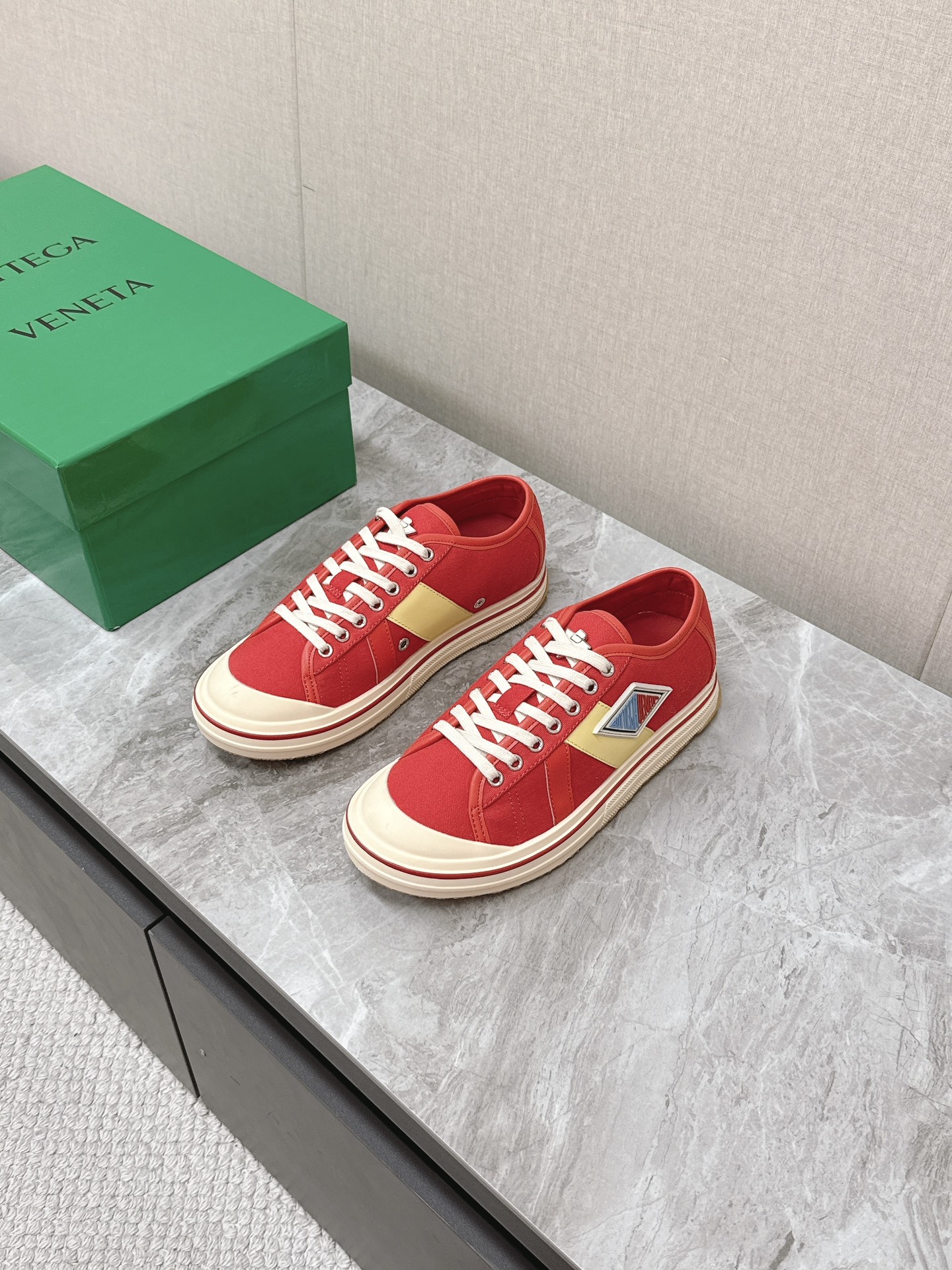 NO:239845,Men's 10 BOTTEGA VENETA BV catwalk retro Eliot old-fashioned sneakers are new. Material details are not the original version. BV brand new Eliot uses retro basketball shoes as design inspiration, and the childlike colors are youthful and energetic! The same style for men and women, you can wear couple shoes. The whole shoe is breathable and comfortable, the canvas upper is lightweight, and the upper and splicing are soft and luxurious sheepskin inlay wrapped around the red line on each shoe edge is hand-painted, which is more tasteful and attitude! Size women's 35-40 (40 custom-made no return or exchange) Men's 39-45 (45 custom-made no return or exchange), casual shoes/sports, bottega veneta, bottega veneta, bottega veneta, sneakers, sheepskin19860909男装10 BOTTEGA VENETA BV 走秀款复古Eliot老钱风运动鞋上新 材料细节对原版 不是看图做货版本 BV全新的 Eliot以复古篮球鞋为设计灵感,童趣 的色彩焕发青春活力!男女同款,可以做情侣鞋穿着哦 整个鞋子透气舒适,帆布鞋面自重轻盈,鞋帮和拼接处以柔软奢华的羊皮镶嵌包裹每只鞋边的红线均为手工绘画,更具品味与态度喔!Size女35-40（40订做不退换） 男39-45（45订做不退换）,休闲鞋/运动鞋,bottega veneta,bottega veneta,sneakers,sheepskin,Women's Shoes