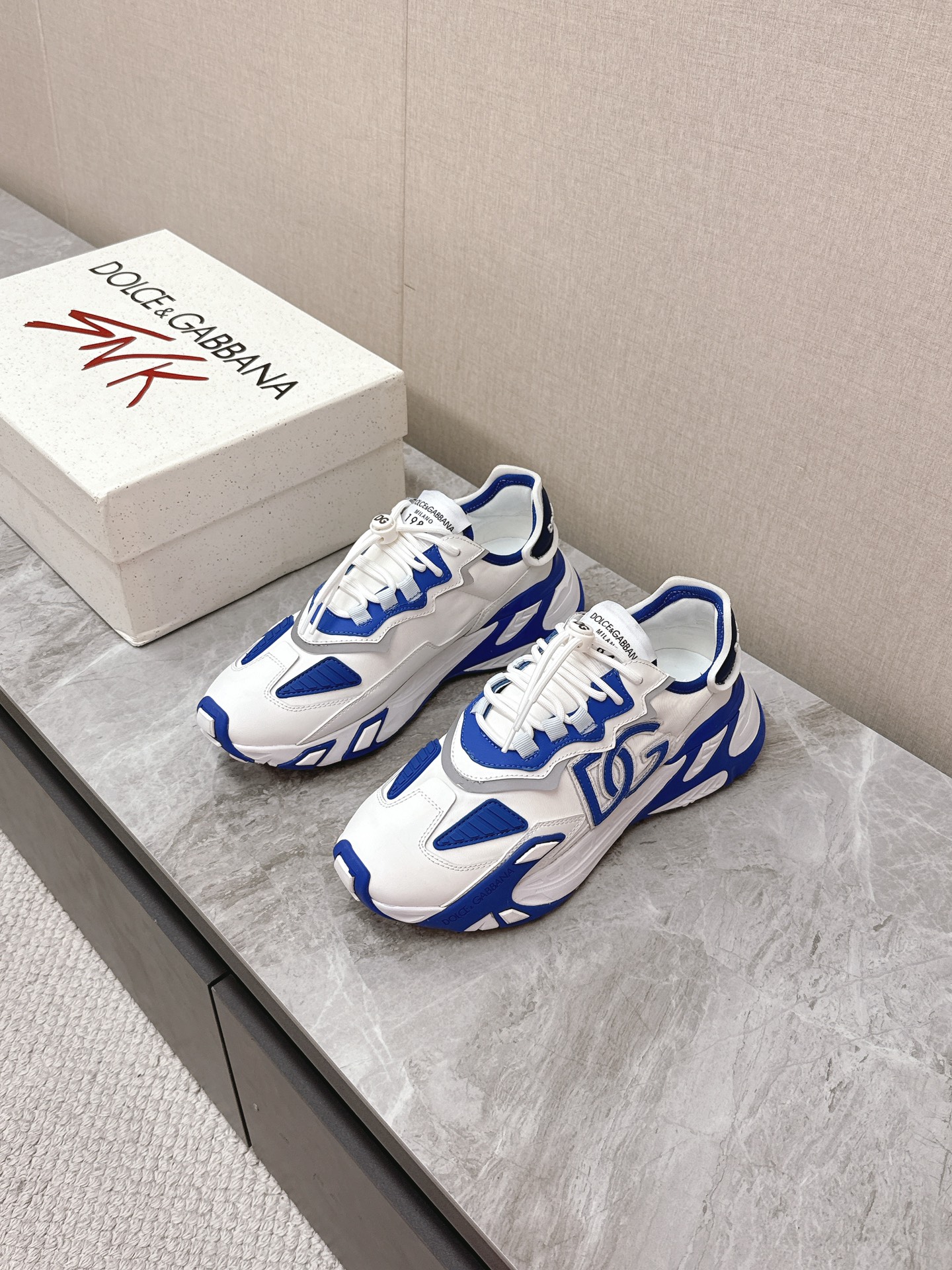 NO:239856,【Dolce&Gabbana】Dolce & Gabbana spring and autumn hot products, dad shoes, casual sneakers, original purchase, development, making products. DG TOGETHER series takes the brand DNA modern perspective inspiration source - the new generation of young people as the starting point of design. The new Space calfskin and velvet leather sneakers, embellish the details of technology fabrics, integrating the two major brand logo elements. Daymaster series trendy silhouette and NS1 series capable temperament. Exquisite packaging of the delivery counter Fabric silk cowhide film Inner towel Sole tpu mold suction combination sole 4CM Heel height: men's 38-46, dad shoes, Dolce & Gabbana, Dolce & Gabbana, Dolce & Gabbana, sneakers, cowhide19860909【Dolce&Gabbana】杜嘉班纳春秋爆款 老爹鞋 休闲运动鞋 原版购入 开发 做货 DG TOGETHER 系列以品牌 DNA 摩登视角灵感源泉——新一代年轻人为设计出发点.全新 Space 小牛皮与翻绒皮运动鞋,点缀科技面料细节,融汇品牌两大系列标志元素Daymaster 系列潮酷廓形与 NS1 系列干练气质 配送专柜精美包装 面料丝绸牛皮胶片 内里毛巾里 鞋底tpu吸模组合大底 跟高4CM Size:男款38-46,老爹鞋,Dolce&Gabbana,Dolce&Gabbana,Dolce&Gabbana,sneakers,cowhide,Women's Shoes