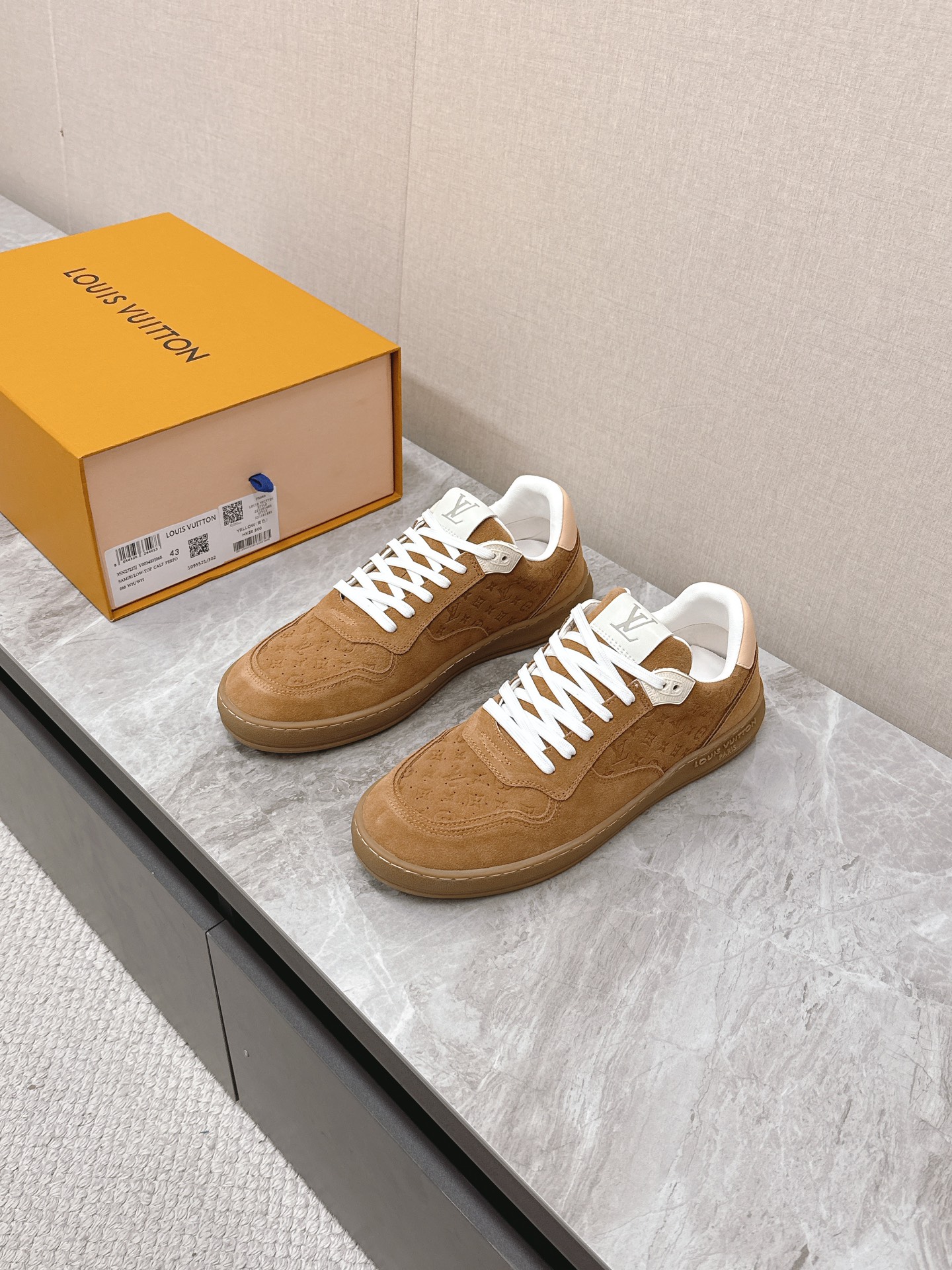 NO:239847,Louis Vuitton LV spring and summer new sports training shoes. A shoe is hard to find for counter. Quota is limited. Many internet celebrity fashion bloggers plant grass. Original purchase and development. Perfect replica. Embossed logo brand elements embellish the upper and lightweight rubber outsole. Classic training partition design. Fabric: original imported cowhide. Original custom-made breathable net cowhide. Sole original open mold TPU large sole. Size35-40. Men 39-45. Casual shoes/sports shoes. Louis vuitton, louis vuitton, sneakers, cowhide.19860909路易威登LV春夏新款运动德训鞋 专柜一鞋难求 每个店铺配额有限 超多网红时装博主种草 原版购入开发 完美复刻 压花logo品牌元素点缀鞋面和轻质橡胶外底,经典的德训隔板设计 面料: 原版进口牛皮 内里原版定制透气网里牛皮里 鞋底原版开模TPU大底材质Size35-40 男39-45,休闲鞋/运动鞋,louis vuitton,louis vuitton,sneakers,cowhide,Women's Shoes