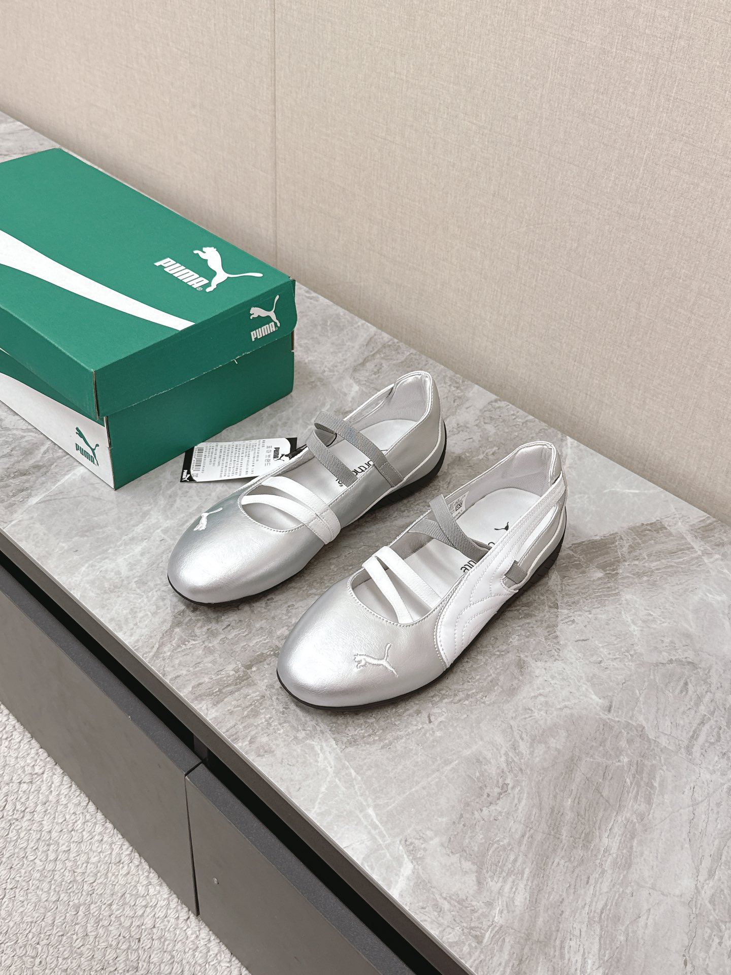 NO:239831,Puma Spring and Summer New Ballet Sports Shoes The perfect fusion of fashion and sports Rose Park Chae-young’s authentic product is purchased and developed. Details can be used to the original. Ballet design is undoubtedly a passionate collision between fashion and sports. The fashion vision and Puma’s sports tradition are perfectly combined to bring you an unprecedented wearing experience. Simple and comfortable, whether worn alone or with wide-leg pants. The original matte leather upper is exclusively opened and outsole. The original full set of packaging. Size 35-40, ballet shoes, sneakers19860909Puma 彪马春夏全新芭蕾舞运动鞋时尚与运动的完美融合 Rose朴彩英同款正品购入开发 细节可对原版 芭蕾舞设计无疑是一次时尚与运动的激情碰撞 时尚视野与彪马的运动传统完美结合 为您带来前所未有的穿着体验 简单舒服,无论是单穿还是搭配阔腿裤 鞋面原版磨砂皮 独家开模大底 原版全套包装 码数35-40,芭蕾舞鞋,sneakers,Women's Shoes