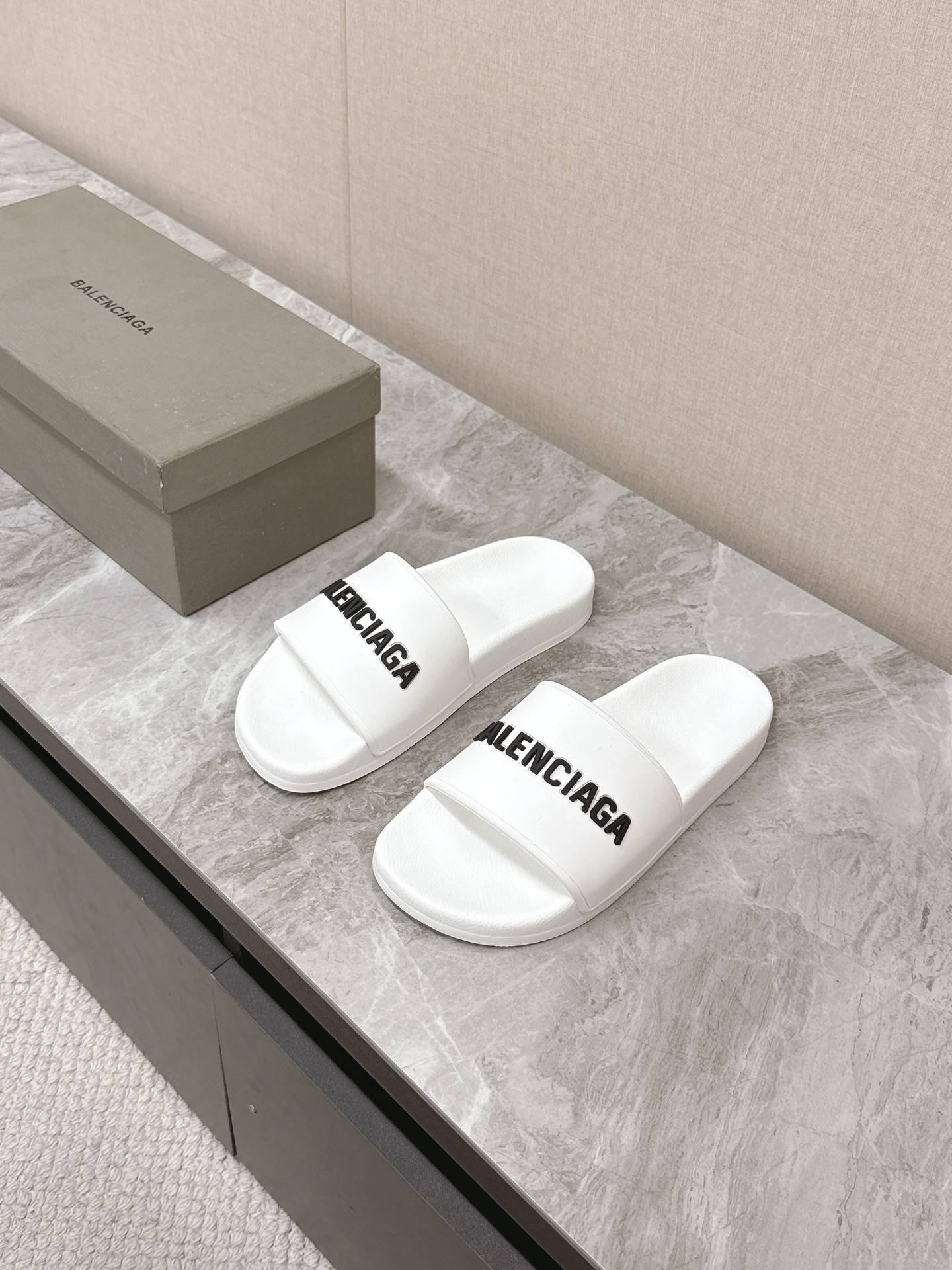 NO:252883,Balenciaga's latest couple slippers in spring and summer, upper film printing process, various brand elements, fashion bloggers and European and American celebrities, must-haves for summer, fashionable but not overly ostentatious, sheepskin inner, special soft, skin-friendly original natural rubber anti-slip wear-resistant sole with counter latest original packaging Size35-46, slippers, balenciaga, balenciaga, slippers, sheepskin19860909Balenciaga巴黎世家春夏最新情侣款拖鞋 鞋面胶片打印工艺 各种品牌元素 时装博主与欧美明星大爱款 夏天必备款 时尚却不过分张扬 羊皮内里 特别的柔软、亲肤原版天然橡胶防滑耐磨底配专柜最新原包装Size35-46,拖鞋,balenciaga,balenciaga,slippers,sheepskin,Women's Shoes