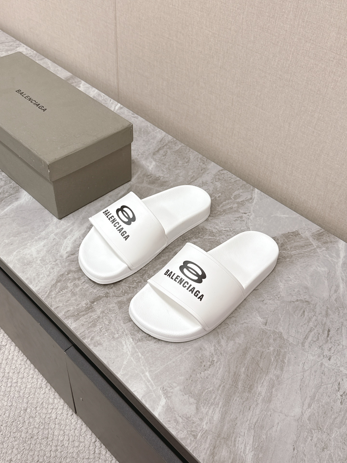 NO:252892,Balenciaga's latest couple slippers in spring and summer, upper film printing process, various brand elements, fashion bloggers and European and American celebrities, must-haves for summer, fashionable but not overly ostentatious, sheepskin inner, special soft, skin-friendly original natural rubber anti-slip wear-resistant sole with counter latest original packaging Size35-46, slippers, balenciaga, balenciaga, slippers, sheepskin19860909Balenciaga巴黎世家春夏最新情侣款拖鞋 鞋面胶片打印工艺 各种品牌元素 时装博主与欧美明星大爱款 夏天必备款 时尚却不过分张扬 羊皮内里 特别的柔软、亲肤原版天然橡胶防滑耐磨底配专柜最新原包装Size35-46,拖鞋,balenciaga,balenciaga,slippers,sheepskin,Women's Shoes