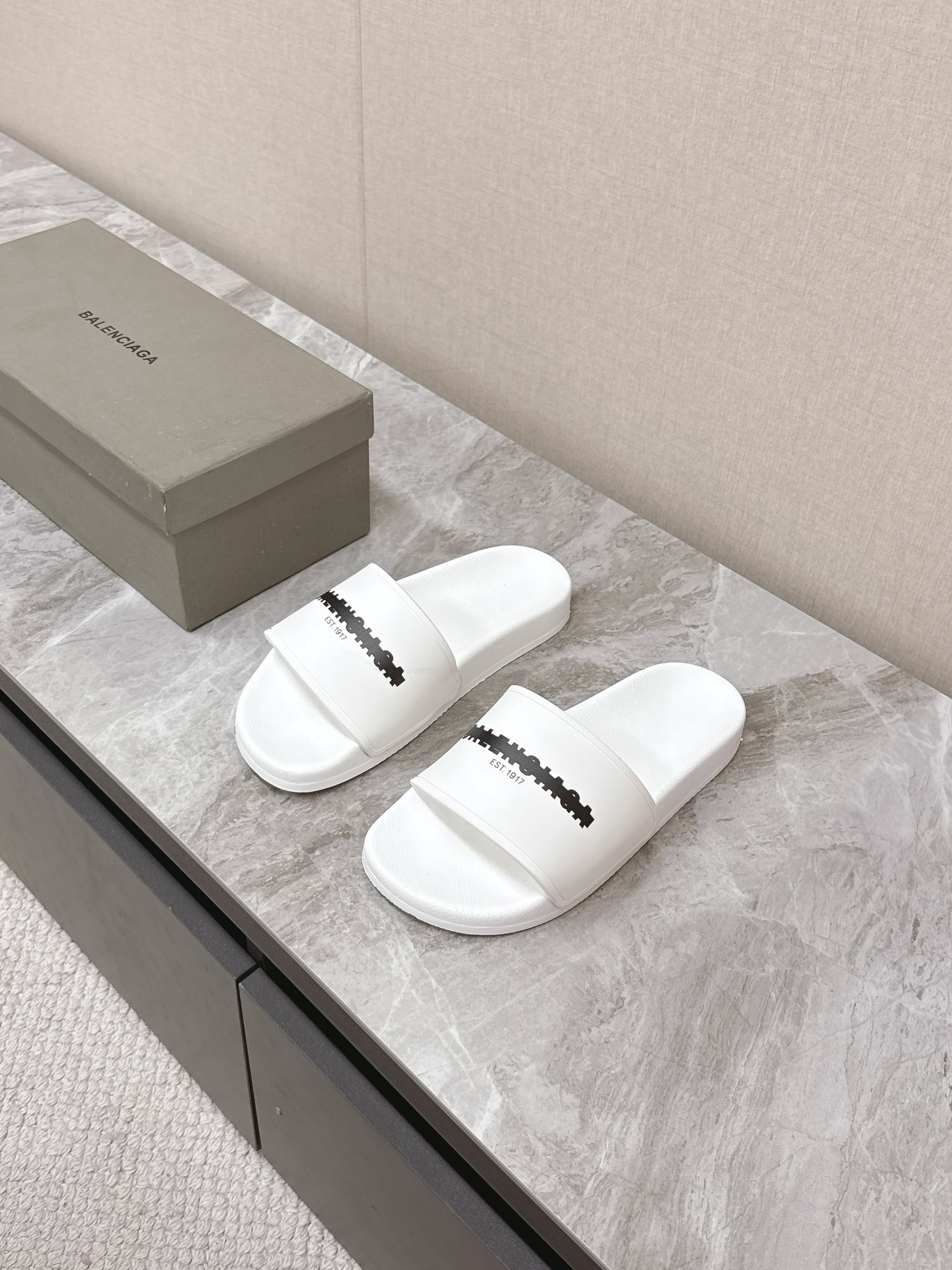 NO:252896,Balenciaga's latest couple slippers in spring and summer, upper film printing process, various brand elements, fashion bloggers and European and American celebrities, must-haves for summer, fashionable but not overly ostentatious, sheepskin inner, special soft, skin-friendly original natural rubber anti-slip wear-resistant sole with counter latest original packaging Size35-46, slippers, balenciaga, balenciaga, slippers, sheepskin19860909Balenciaga巴黎世家春夏最新情侣款拖鞋 鞋面胶片打印工艺 各种品牌元素 时装博主与欧美明星大爱款 夏天必备款 时尚却不过分张扬 羊皮内里 特别的柔软、亲肤原版天然橡胶防滑耐磨底配专柜最新原包装Size35-46,拖鞋,balenciaga,balenciaga,slippers,sheepskin,Women's Shoes