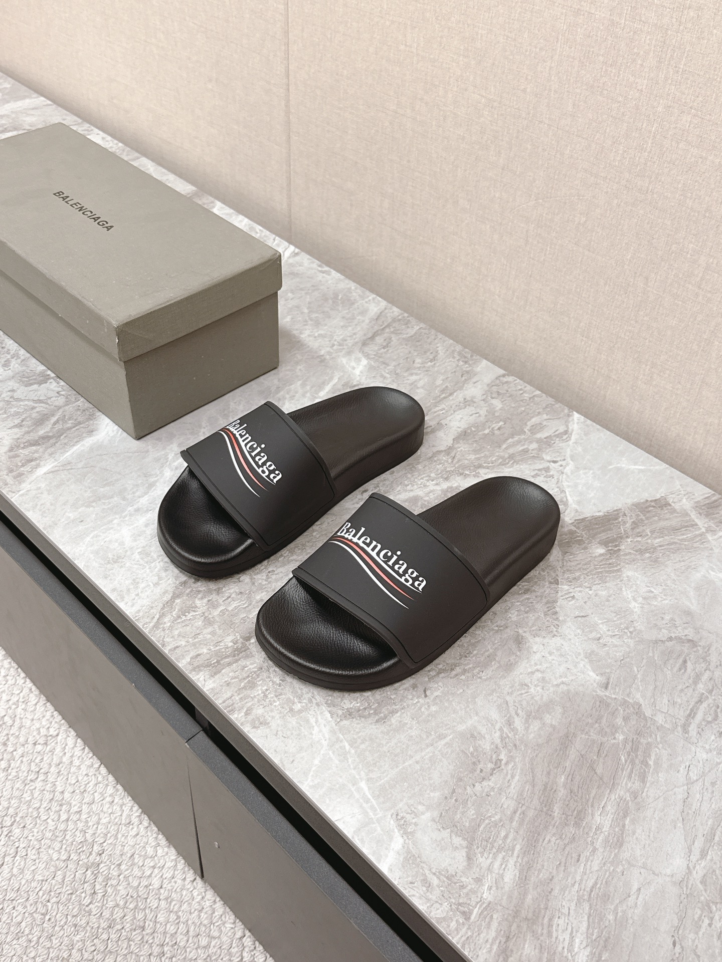 NO:252902,Balenciaga's latest couple slippers in spring and summer, upper film printing process, various brand elements, fashion bloggers and European and American celebrities, must-haves for summer, fashionable but not overly ostentatious, sheepskin inner, special soft, skin-friendly original natural rubber anti-slip wear-resistant sole with counter latest original packaging Size35-46, slippers, balenciaga, balenciaga, slippers, sheepskin19860909Balenciaga巴黎世家春夏最新情侣款拖鞋 鞋面胶片打印工艺 各种品牌元素 时装博主与欧美明星大爱款 夏天必备款 时尚却不过分张扬 羊皮内里 特别的柔软、亲肤原版天然橡胶防滑耐磨底配专柜最新原包装Size35-46,拖鞋,balenciaga,balenciaga,slippers,sheepskin,Women's Shoes