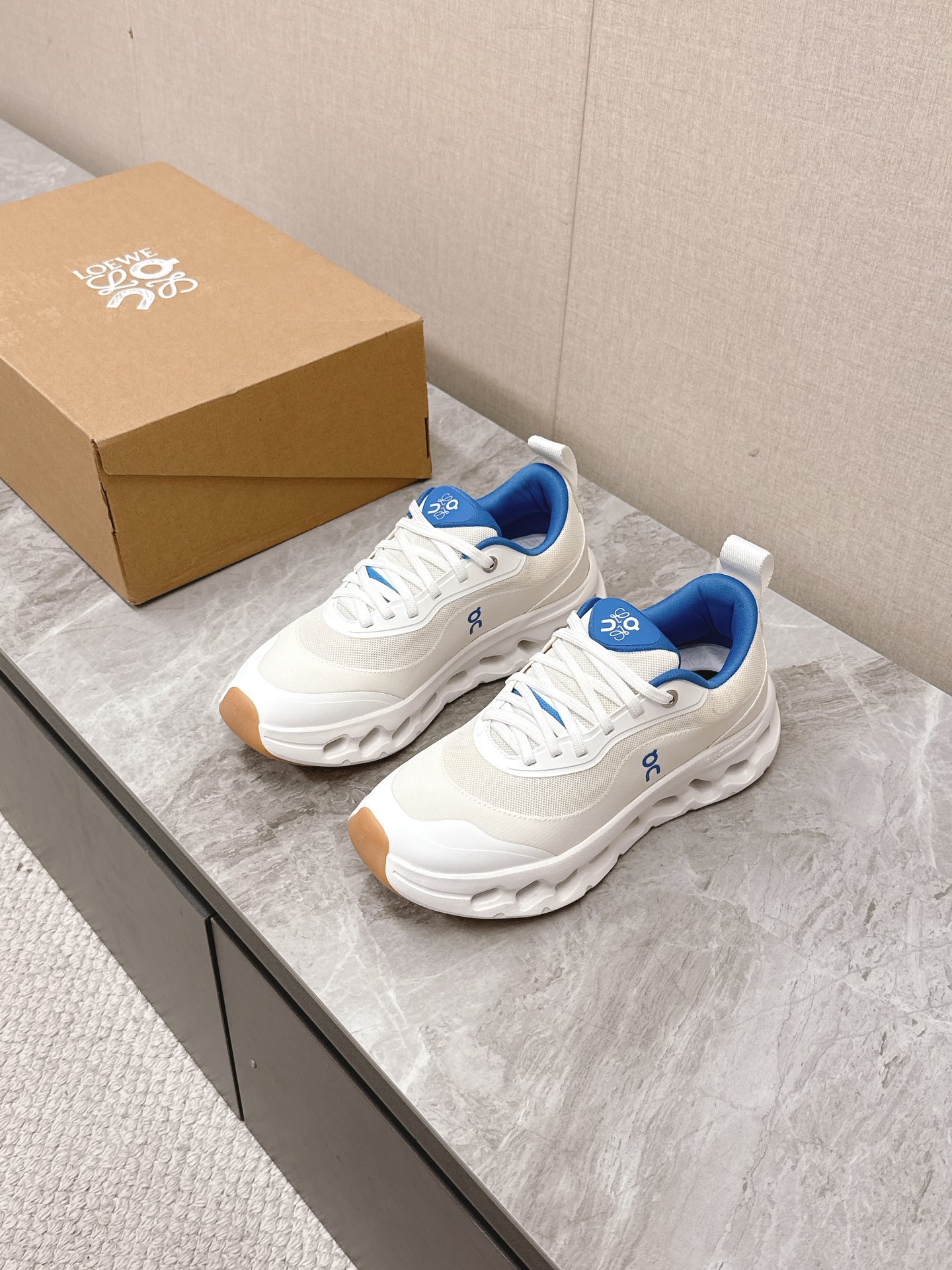 NO:239829,Loewe x on cioudtilt 2.0 running shoes couples Loewe xon New collaboration series Fashion, the brand and Swiss high-performance sports brand On create this series of works are designed for urban and outdoor life, fully demonstrating the technological quality that contains sustainable concepts. Made of recycled polyester fiber and mesh cloth, it uses exclusive rubber sole, and the shoe side is printed with Loewe classic logo, decorated with full coverage seam details. This cooperation combines OnOnOnOnOn with Loewe's professional technology and loewe's exquisite craftsmanship, and is used in the production and design, specially designed for urban life and outdoor sports. Size 35-40 Men 39-44, casual shoes/sports shoes, loewe, loewe, sneakers19860909Loewe罗意威 x on cioudtilt2.0跑鞋情侣款 罗意威 xon 昂跑全新合作系列 时尚,品牌与瑞士高性能运动品牌on携手打造的此系列作品专为城市与户外生活而设,充分彰显蕴含可持续理念的科技品质.由再生聚酯纤维和网眼布制成,采用独家橡胶鞋底,鞋侧印有loewe罗意威经典logo,饰有全覆盖贴缝细节.此次合作,将on昂跑专业技术和loewe罗意威的精湛工艺结合,运用在的制作和设计中,专为城市生活和户外运动打造.码数35-40 男39-44,休闲鞋/运动鞋,loewe,loewe,sneakers,Women's Shoes