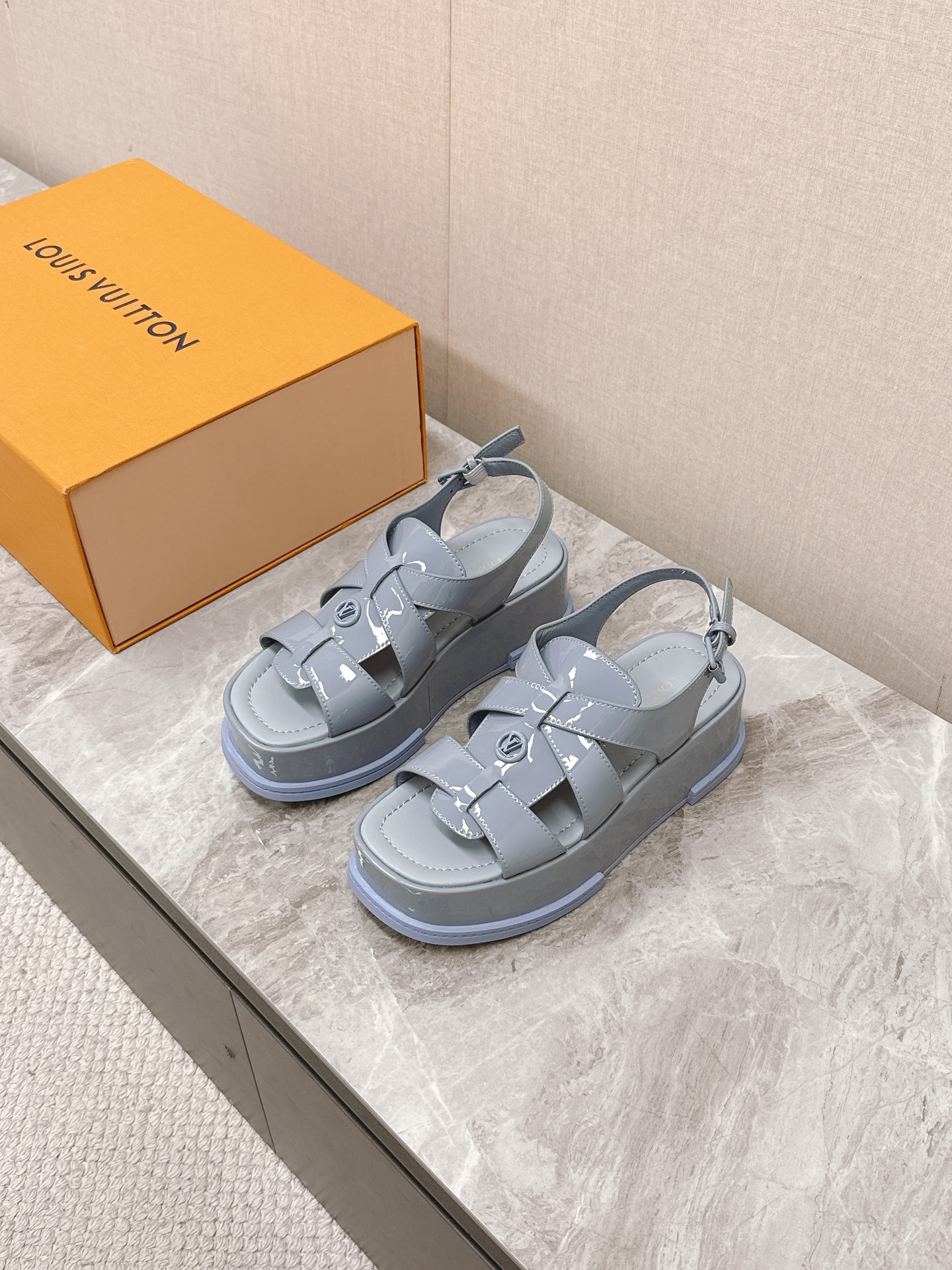 NO:239822,Louis Vuitton MAYA FLATFORM sandals This Maya Flatform sandals are made of smooth cowhide leather, allowing wide laces to shuttle between the leather tongue, and then inject the brand essence with the metal LV Circle logo. The rubber outsole inherits the color of the upper, and the light leather thick sole perfects the elegant style. Patent leather cowhide original rubber combination outsole with outsole height 5CM A true height of the height of LV Circle logo decoration buckle engraved Louis Vuitton logo Size35-40, sandals, christian louboutin, louis vuitton, louis vuitton, louis vuitton, louis vuitton, tom ford, sandals, cowhide19860909Louis Vuitton 路易威登 MAYA FLATFORM 凉鞋 本款 Maya Flatform 凉鞋选用光滑牛皮革,令宽幅鞋带穿梭于皮革鞋舌之间,再以金属 LV Circle 标识注入品牌底蕴.橡胶外底承袭鞋面色调,轻盈皮革厚底完善雅致风范.漆皮牛皮革原版橡胶组合外底 大底高度5CM 妥妥的增高神器 LV Circle 标识装饰 搭扣镂刻路易威登标识 Size35-40,凉鞋,christian louboutin,louis vuitton,louis vuitton,louis vuitton,tom ford,sandals,cowhide,Women's Shoes