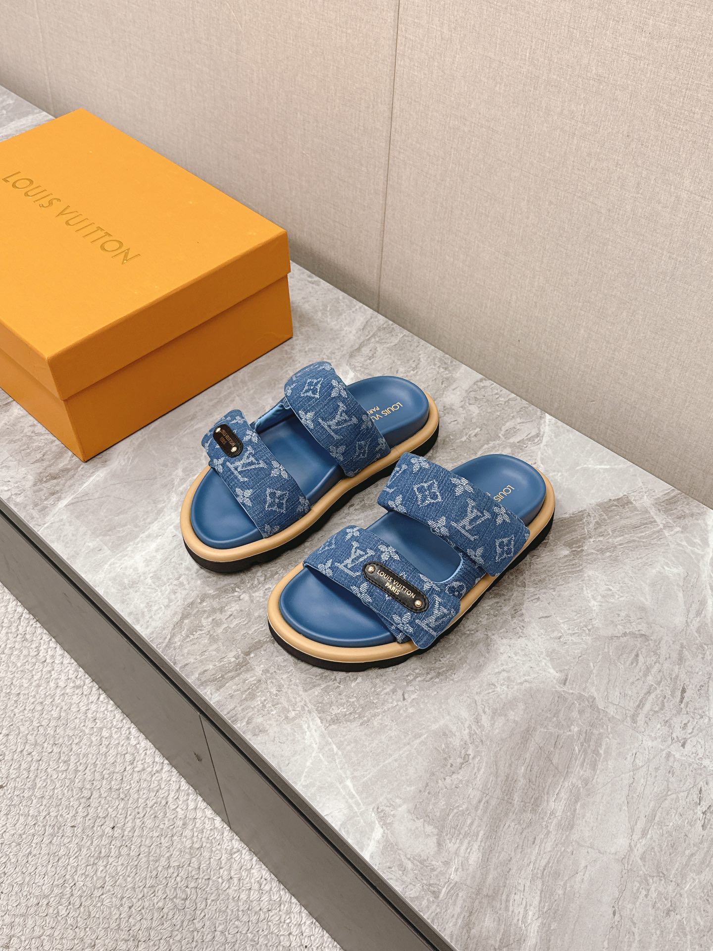 NO:239818,Louis Vuitton slippers are available in new BS purchasing level!  Full of high-end feeling!  A popular model from domestic and foreign bloggers, retro and fashionable, beautiful!  Official website main model★ ━━━━━ t ━━━━━━━━━━━━━━━━━━━━━━━━━━━━━━━━━━━━━━━━━━━━━━━━━━━━━━━━━━━━━━━━━━───────────────────────────────────────────────────────────────────────────────────────────────�19860909Louis Vuitton拖鞋硬货上新 BS代购级别！高级感十足！国内外博主刷爆的一款,复古又时髦上脚美炸了！官网主推款★ ━━━━━ t ━━━━━ 鞋面老花牛仔布  内里: 进口混种羊皮 大底原版开模发泡大底 鞋码: 女码35-45,拖鞋,louis vuitton,slippers,sheepskin,Women's Shoes