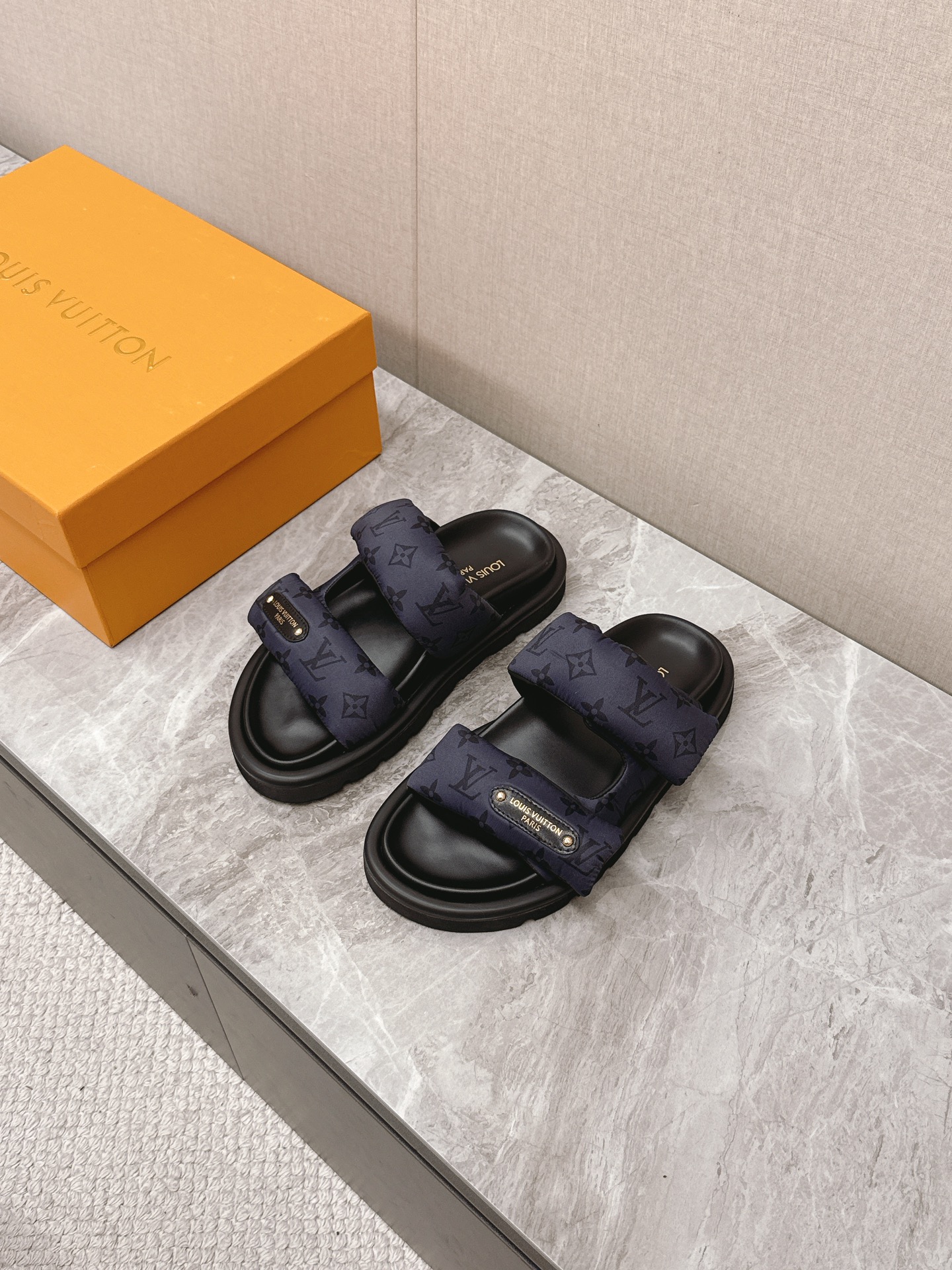 NO:239816,Louis Vuitton slippers are available in new BS purchasing level!  Full of high-end feeling!  A popular model from domestic and foreign bloggers, retro and fashionable, beautiful!  Official website main model★ ━━━━━ t ━━━━━━━━━━━━━━━━━━━━━━━━━━━━━━━━━━━━━━━━━━━━━━━━━━━━━━━━━━━━━────────────────────────────────────────────────────────────────────────────────────────────────────�19860909Louis Vuitton拖鞋硬货上新 BS代购级别！高级感十足！国内外博主刷爆的一款,复古又时髦上脚美炸了！官网主推款★ ━━━━━ t ━━━━━ 鞋面老花羽绒布  内里: 进口混种羊皮 大底原版开模发泡大底 鞋码: 女码35-45,拖鞋,louis vuitton,slippers,down jacket,sheepskin,Women's Shoes