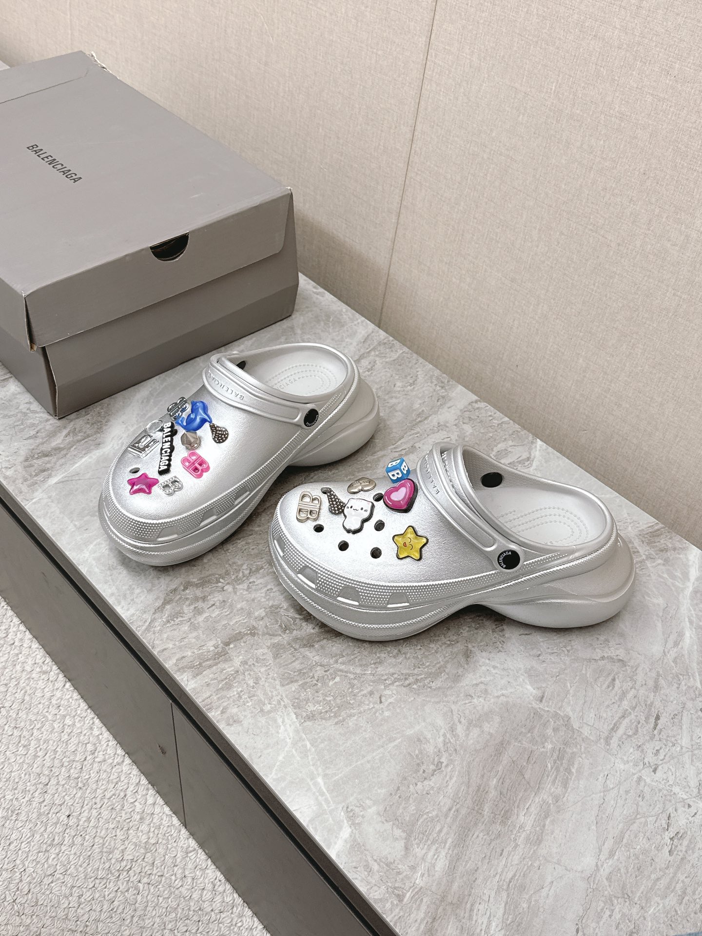 Balenciaga Unisex Rubber Clogs with Decorative Charms - Stylish & Comfortable 3 i1745151031 2844 5