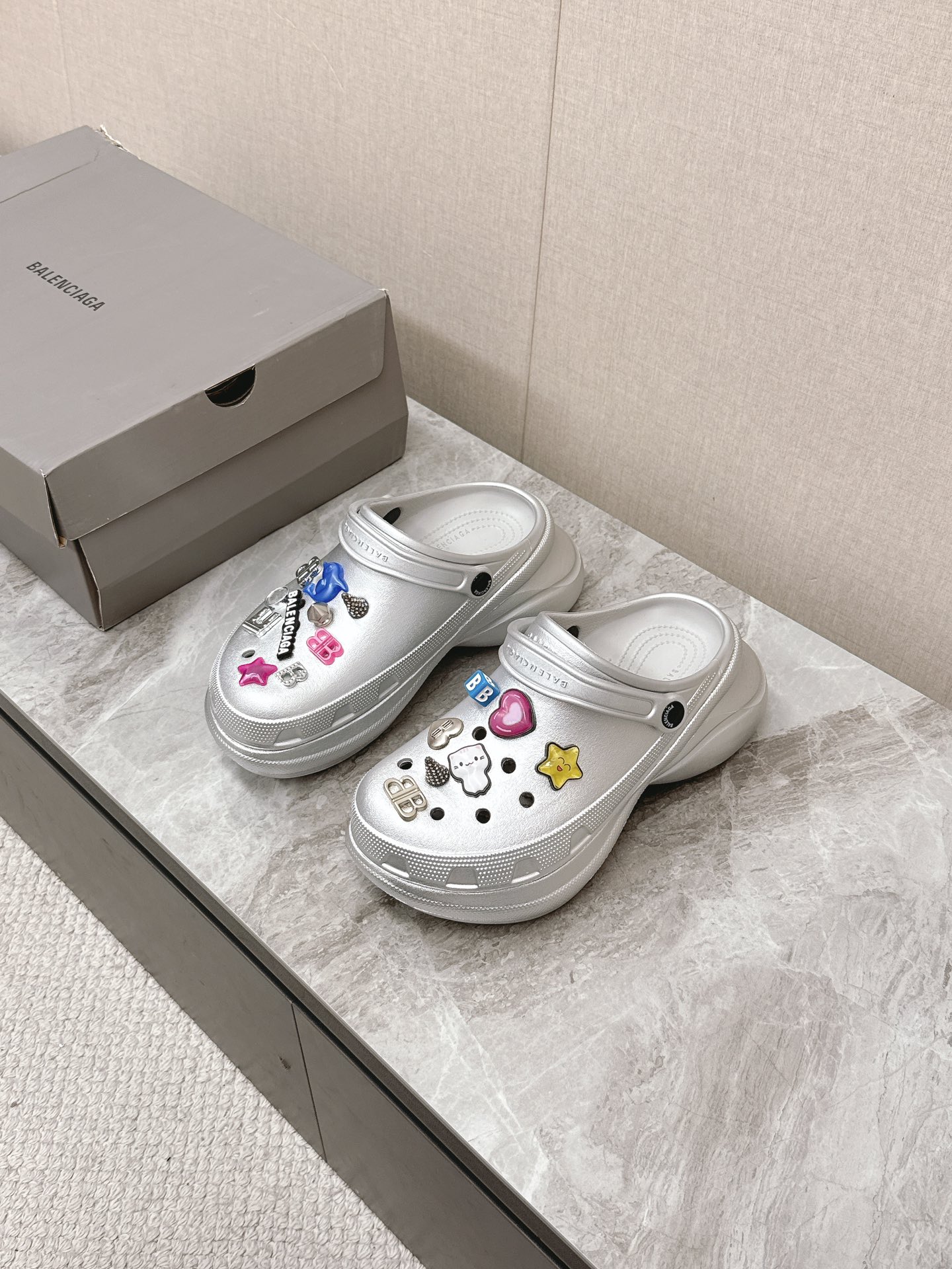 Balenciaga Unisex Rubber Clogs with Decorative Charms - Stylish & Comfortable 2 i1745151031 7211 4