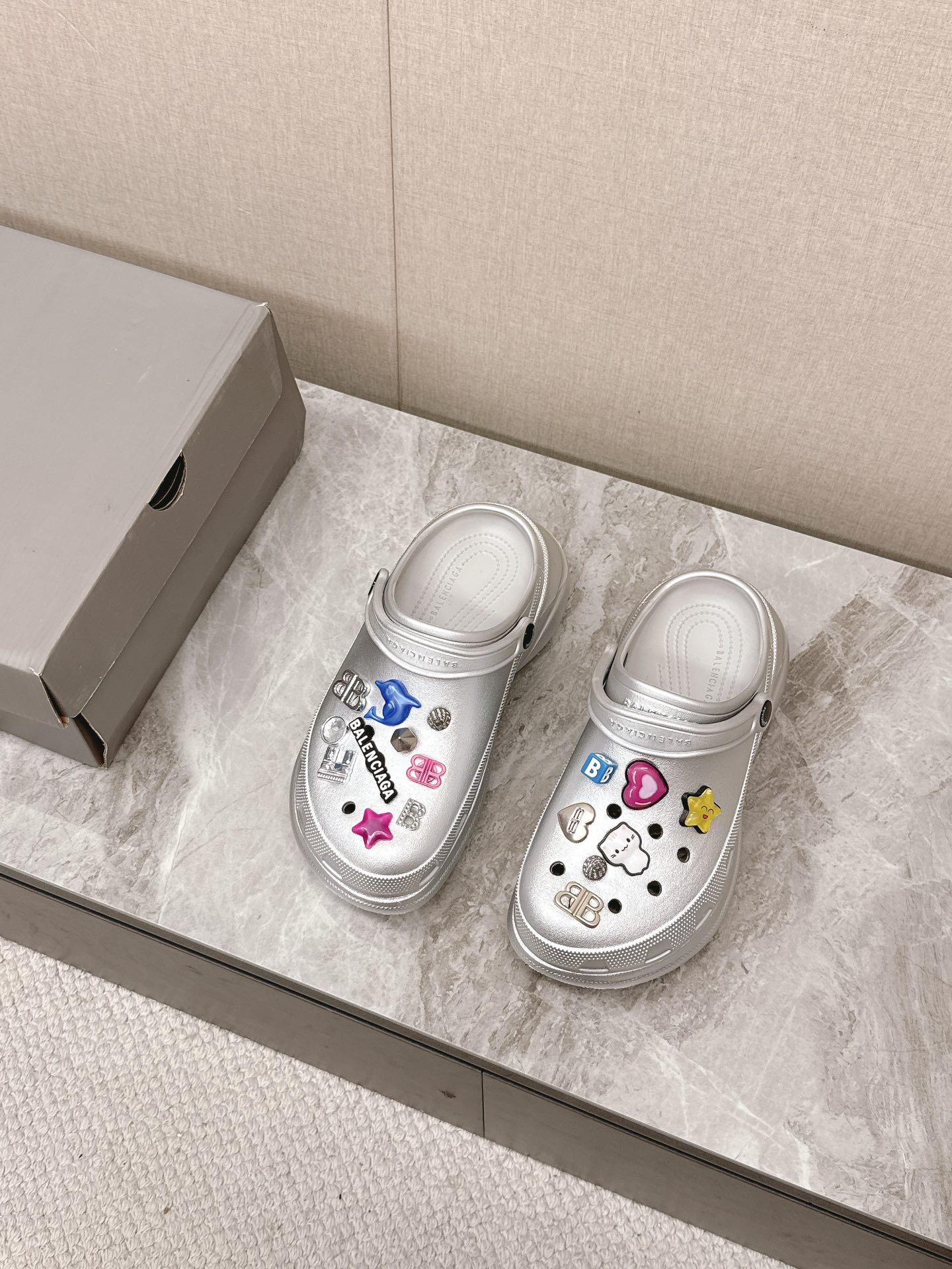 Balenciaga Unisex Rubber Clogs with Decorative Charms - Stylish & Comfortable 4 i1745151032 5144 8