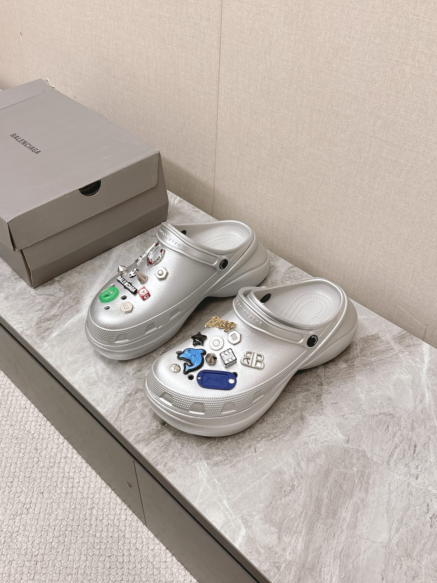 NO:239858,Balenciaga, the latest couple's hole shoes in spring and summer, 25 spring new dark horse items, fashion bloggers at home and abroad show off, popular social platforms at home and abroad, fashion experts must buy, various Bajia elements hardware buckles DIY, very brand recognition, two pairs of genuine products for men and women's counters are purchased, all hardware reproduction, heavy money to create mold opening, craftsmanship, accurate restoration of every detail Original mold opening EVA rubber and plastic integrated molding, super light on the foot, a perfect height of 6cm, a complete height of the original packaging Size35-44, slippers, balenciaga, balenciaga, burberry, slippers19860909巴黎世家Balenciaga 春夏最新情侣款洞洞鞋,25春季新款黑马单品,海内外时尚博主纷纷上脚大秀,火遍海内外社交平台,时尚达人必入款,各种巴家元素五金扣DIY 极具品牌辨识度 男女专柜两双正品购入 五金全部开模复刻 重金开模打造 匠心工艺,精准还原每个细节 原版开模EVA橡塑一体成型大底 上脚超级轻 大底高度6cm妥妥的增高神器 原版全套包装 Size35-44,拖鞋,balenciaga,balenciaga,burberry,slippers,Women's Shoes