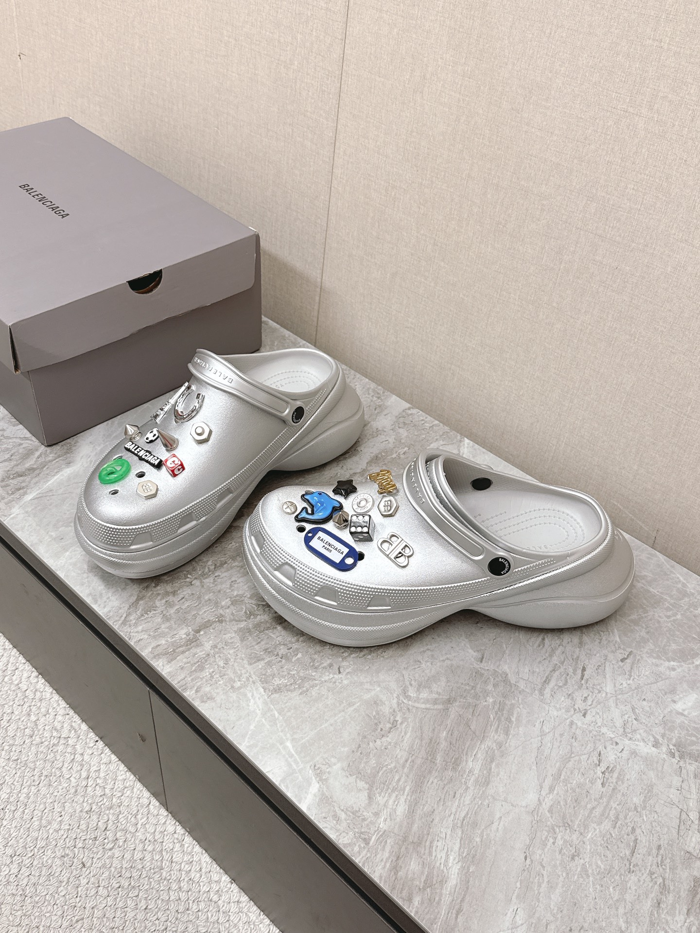 Balenciaga Unisex Spring/Summer Clogs - Fashion-Forward & Comfortable 3 i1745414804 1209 0