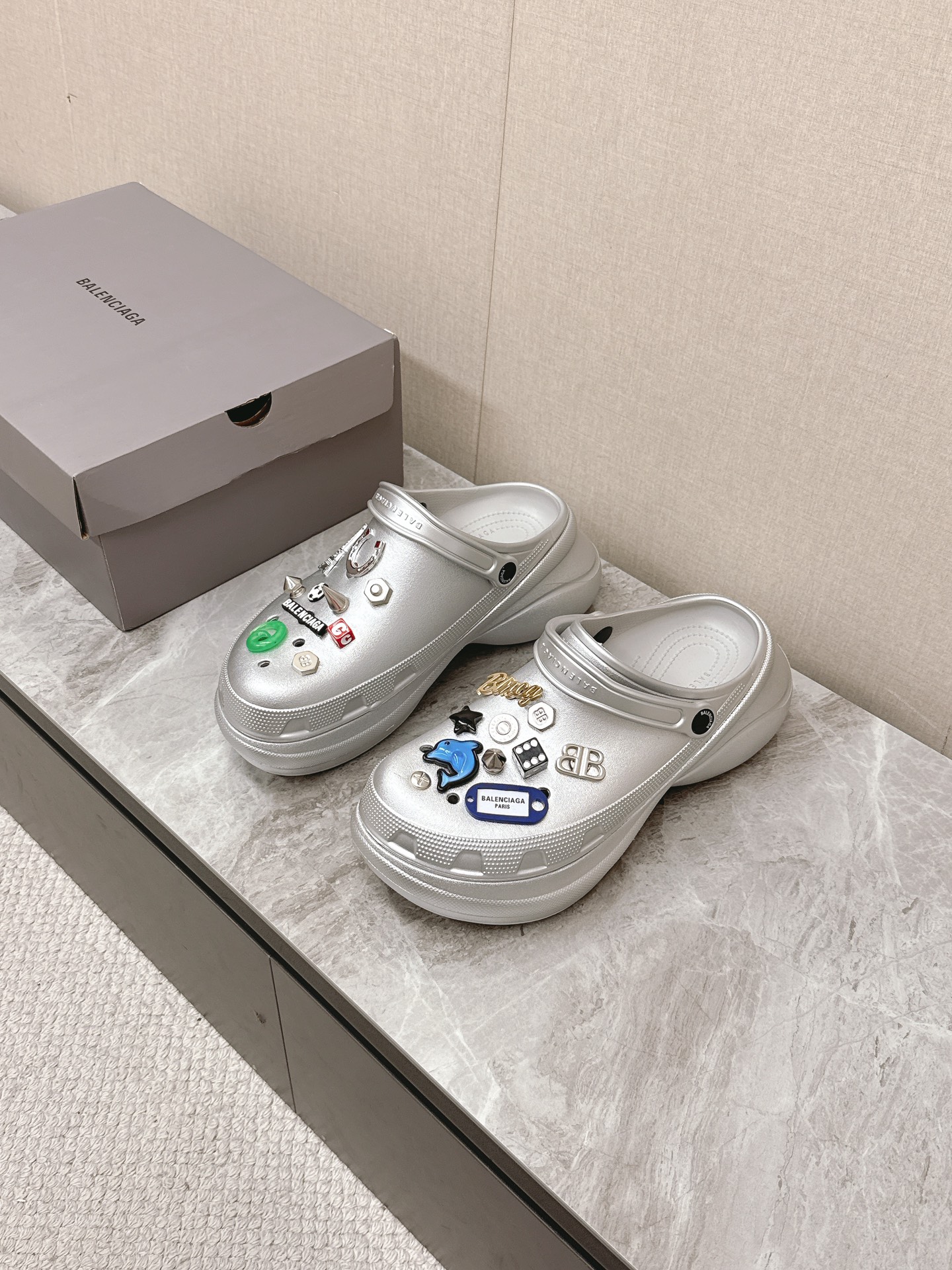 Balenciaga Unisex Spring/Summer Clogs - Fashion-Forward & Comfortable 2 i1745414804 4715 0