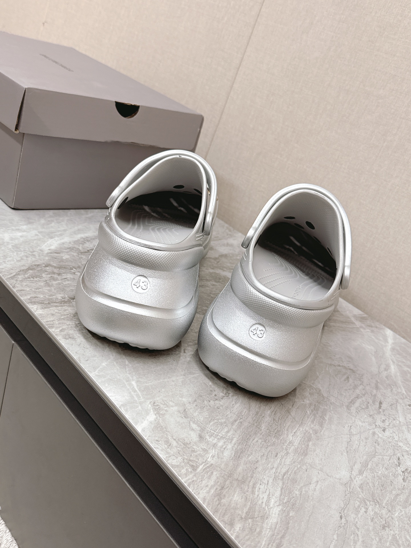 Balenciaga Unisex Spring/Summer Clogs - Fashion-Forward & Comfortable 10 i1745414804 5393 0