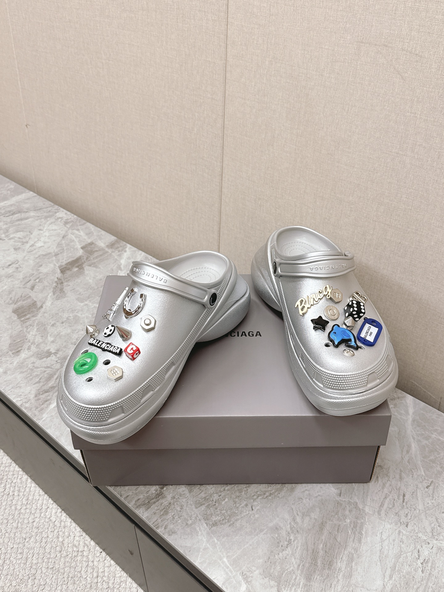 Balenciaga Unisex Spring/Summer Clogs - Fashion-Forward & Comfortable 6 i1745414804 5570 0