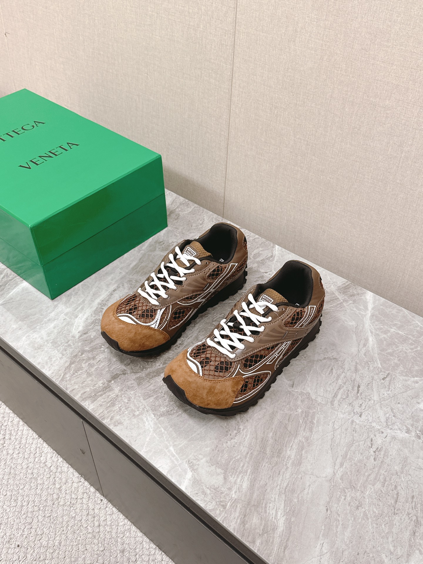 NO:244501,[BV Orbit sneakers] Couple dad shoes... A super popular Runner sneakers, which has made the big internet celebrity bloggers show off one after another; Xiaohongshu Crazy Grass Planting Series uses lightweight technology mesh fabric, paired with geometric patterns to design rubber outsole, sports and casual light and versatile~~ Women's 35-41 (41 customization) Men's 39-45 (45 size customization), casual shoes/sneakers, bottega veneta, sneakers19860909【BV Orbit运动鞋】情侣款老爹鞋…… 超火爆的一款Runner运动鞋,刷爆各大网红主博大咖们都纷纷抢先秀；小红书疯狂种草系列 采用轻质科技网布面料,搭配几何图案设计橡胶外底,运动休闲轻便百搭~~ 女款 35-41（41定制） 男款 39-45(45码定制),休闲鞋/运动鞋,bottega veneta,sneakers,Women's Shoes