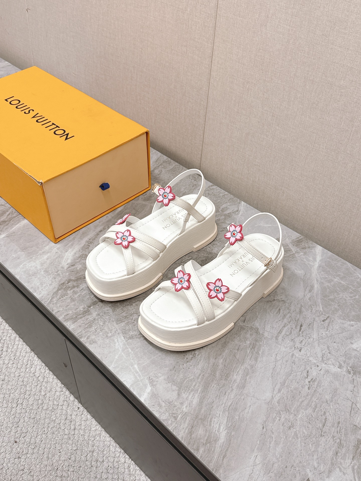 NO:244507,Louis Vuitton MAYA FLATFORM sandals co-branded model Murakami Takashi This Maya Flatform sandals are made of smooth cowhide, allowing wide shoelaces to shuttle between the leather tongue, and then the brand essence is injected with the Murakami Takashi Sunflower logo. The rubber outsole inherits the color of the upper, and the light leather thick sole perfects the elegant style. Patent leather cowhide original rubber combination outsole with outsole height 5CM A true height of the height of LV Circle logo decoration buckle engraved Louis Vuitton logo Size35-40, sandals, christian louboutin, louis vuitton, louis vuitton, louis vuitton, louis vuitton, tom ford, sandals, cowhide19860909Louis Vuitton 路易威登 MAYA FLATFORM凉鞋村上隆联名款 本款 Maya Flatform 凉鞋选用光滑牛皮革,令宽幅鞋带穿梭于皮革鞋舌之间,再以村上隆太阳花标识注入品牌底蕴.橡胶外底承袭鞋面色调,轻盈皮革厚底完善雅致风范.漆皮牛皮革原版橡胶组合外底 大底高度5CM 妥妥的增高神器 LV Circle 标识装饰 搭扣镂刻路易威登标识 Size35-40,凉鞋,christian louboutin,louis vuitton,louis vuitton,louis vuitton,tom ford,sandals,cowhide,Women's Shoes