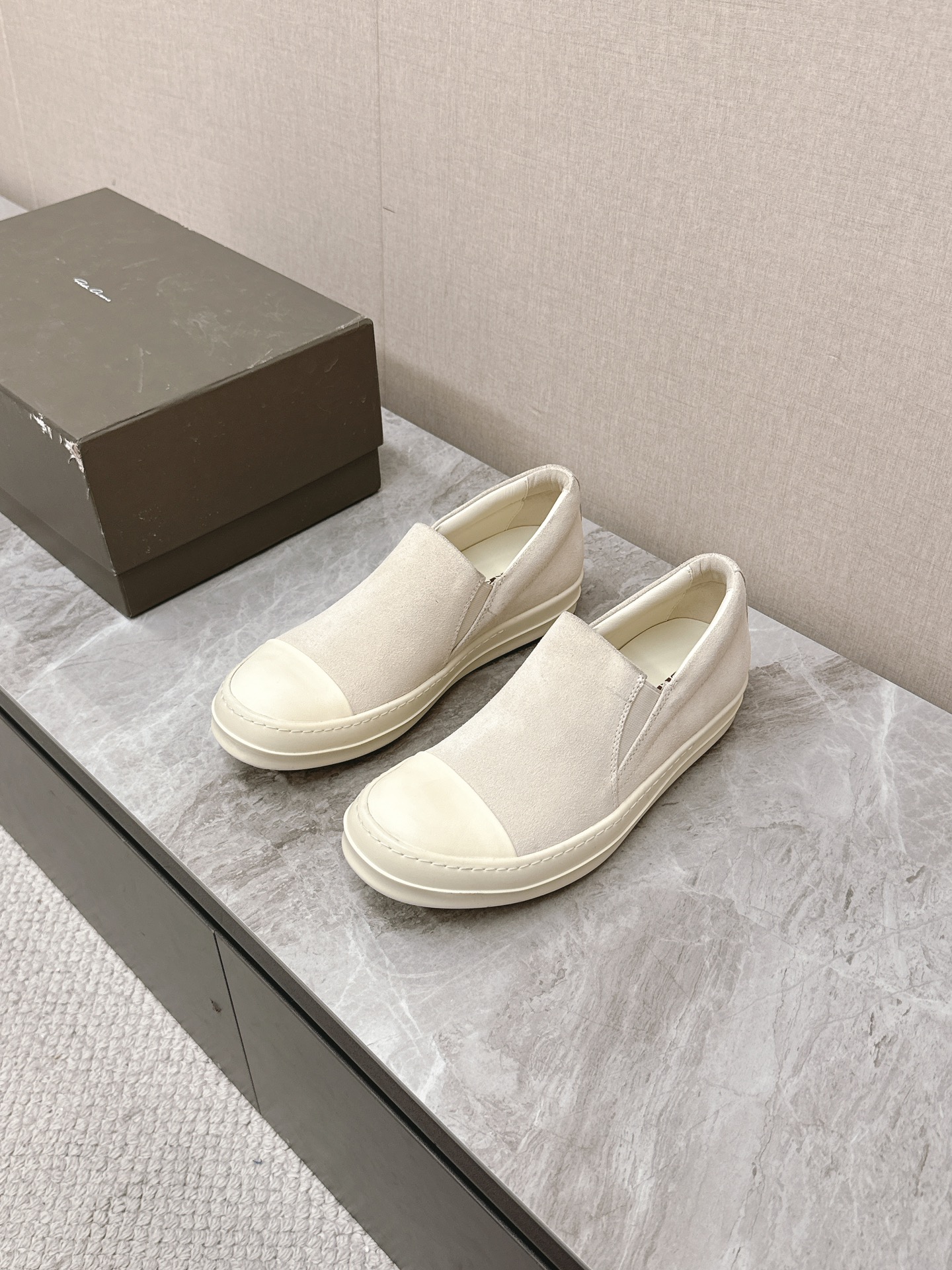 NO:244499,Men's 10 RO Owens Rickowens Main line couple's watermelon head pedal classic style never out of time style, many fashion bloggers plant grass, environmentally friendly cowhide high mercerized fabric material, extreme details restore authentic, delicate texture, luxurious touch sole TPR milky smell outsole Owens' classic style Elegant never out of time New shoe king in the second half of the year, diverse fashion trendy original full package Size35-40 Men 39-45, casual shoes/sports shoes, sneakers, cowhide19860909男10 RO欧文斯Rickowens 主线情侣款西瓜头一脚蹬  经典永不过时版型 超多时尚博主种草 环保牛皮高丝光面料材质,细节极致还原正品 质感细腻无敌,奢侈品的触感大底TPR奶香大底欧文斯家经典版型 优雅永不过时下半年新进鞋王,多样性穿搭潮流爆款原版全套包装 Size35-40 男39-45,休闲鞋/运动鞋,sneakers,cowhide,Women's Shoes