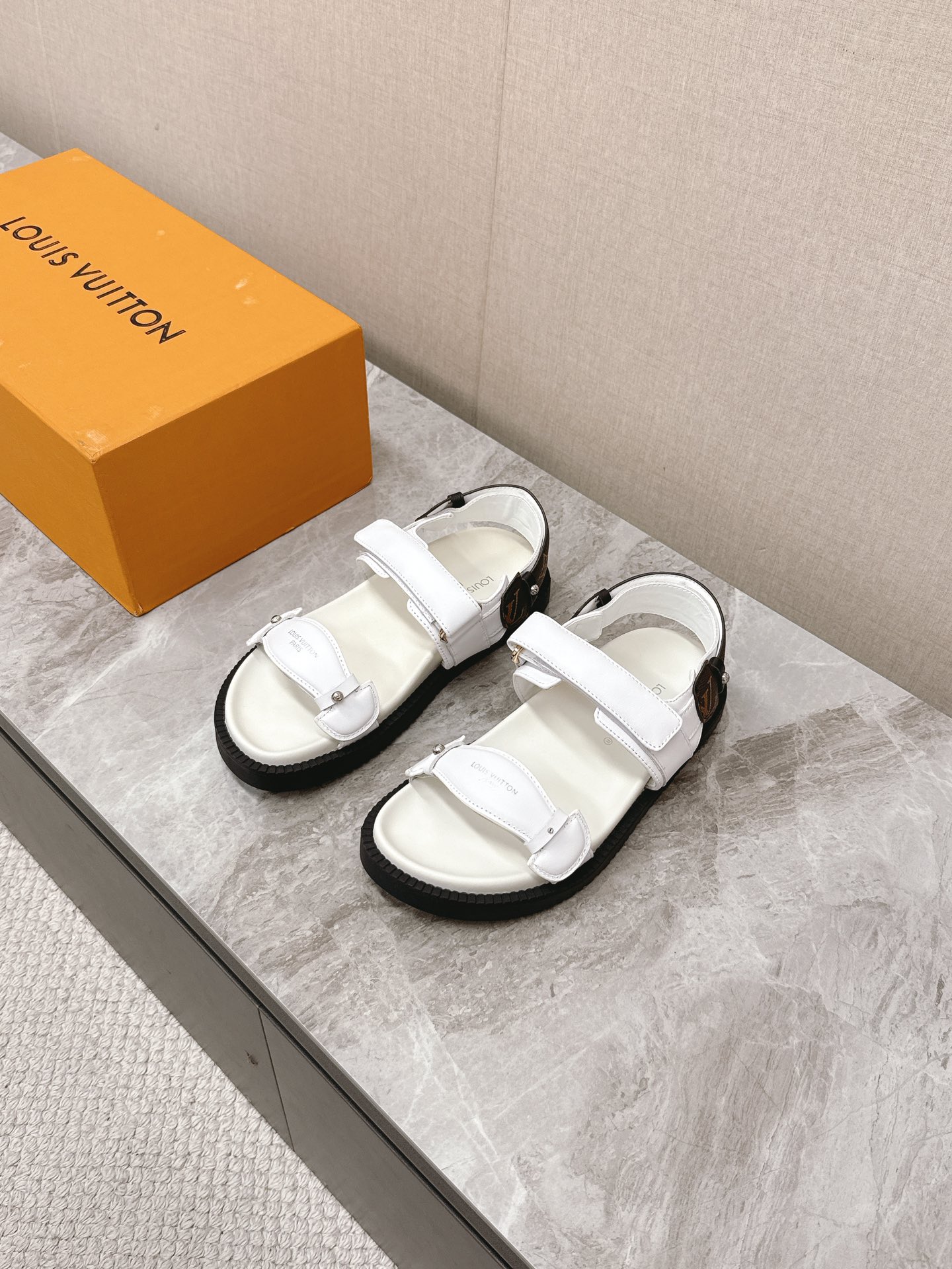 NO:265679,LV Louis Vuitton's latest spring and summer sandals are available in the new BS purchasing level!  Full of high-end feeling!  A popular model from domestic and foreign bloggers, retro and fashionable, beautiful!  Official website main model★ ━━━━━━ t ━━━━━━━━━━━━━━━━━━━━━━━━━━━━━━━━━━━━━━━━━━━━━━━━━━━━━━━━━━━━━━━━━────45-41 (customized by 40.41), sandals, louis vuitton, louis vuitton, sandals, cowhide, sheepskin19860909LV 路易威登春夏最新凉鞋硬货上新 BS代购级别！高级感十足！国内外博主刷爆的一款,复古又时髦上脚美炸了！官网主推款★ ━━━━━ t ━━━━━ 鞋面原版小牛皮  内里: 进口混种羊皮 大底原版开私模大底 Size: 35-41（40.41定制）,凉鞋,louis vuitton,louis vuitton,sandals,cowhide,sheepskin,Women's Shoes