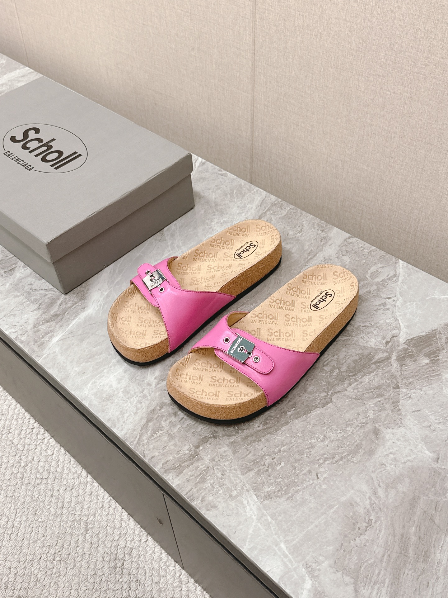 NO:265677,Balenciaga X Scholl co-branded wooden bottomed Birken Slippers Sandals combine the design and expertise of Scholl to create extra comfortable foot protection shoes and insoles. Among them, the flat-sole cork-sole calfskin sandals are equipped with classic Scholl metal buckles, paying tribute to 1956 Scholl Pescura sandals prototypes. Many internet celebrity fashion experts grow grass. Not good-looking. The foot design is also super comfortable. The top layer cowhide layered wood and sued fabric water-in-packing platform. High foaming and wear-resistant outsole Size35-40, slippers, balenciaga, balenciaga, sandals, slippers, cowhide19860909Balenciaga巴黎世家 X Scholl联名款木塞底勃肯拖鞋 凉鞋 以巴黎世家的设计才思融合 Scholl 的工艺专长,打造格外舒适的护足鞋履与鞋垫.其中平底款软木底小牛皮凉鞋配有经典 Scholl 金属搭扣,致敬 1956 Scholl Pescura 凉鞋原型 超多网红时尚达人种草 不当当好看 脚感设计也是超级舒适 头层牛皮 层木和绒面料包水台 高发泡耐磨大底Size35-40,拖鞋,balenciaga,balenciaga,sandals,slippers,cowhide,Women's Shoes