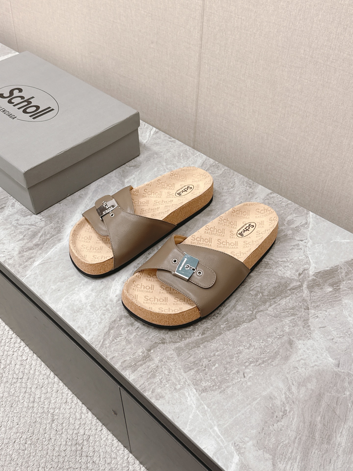 NO:265678,Balenciaga X Scholl co-branded wooden bottomed Birken Slippers Sandals combine the design and expertise of Scholl to create extra comfortable foot protection shoes and insoles. Among them, the flat-sole cork-sole calfskin sandals are equipped with classic Scholl metal buckles, paying tribute to 1956 Scholl Pescura sandals prototypes. Many internet celebrity fashion experts grow grass. Not good-looking. The foot design is also super comfortable. The top layer cowhide layered wood and sued fabric water-in-packing platform. High foaming and wear-resistant outsole Size39-44, slippers, balenciaga, balenciaga, sandals, slippers, cowhide19860909Balenciaga巴黎世家 X Scholl联名款木塞底勃肯拖鞋 凉鞋 以巴黎世家的设计才思融合 Scholl 的工艺专长,打造格外舒适的护足鞋履与鞋垫.其中平底款软木底小牛皮凉鞋配有经典 Scholl 金属搭扣,致敬 1956 Scholl Pescura 凉鞋原型 超多网红时尚达人种草 不当当好看 脚感设计也是超级舒适 头层牛皮 层木和绒面料包水台 高发泡耐磨大底Size39-44,拖鞋,balenciaga,balenciaga,sandals,slippers,cowhide,Women's Shoes