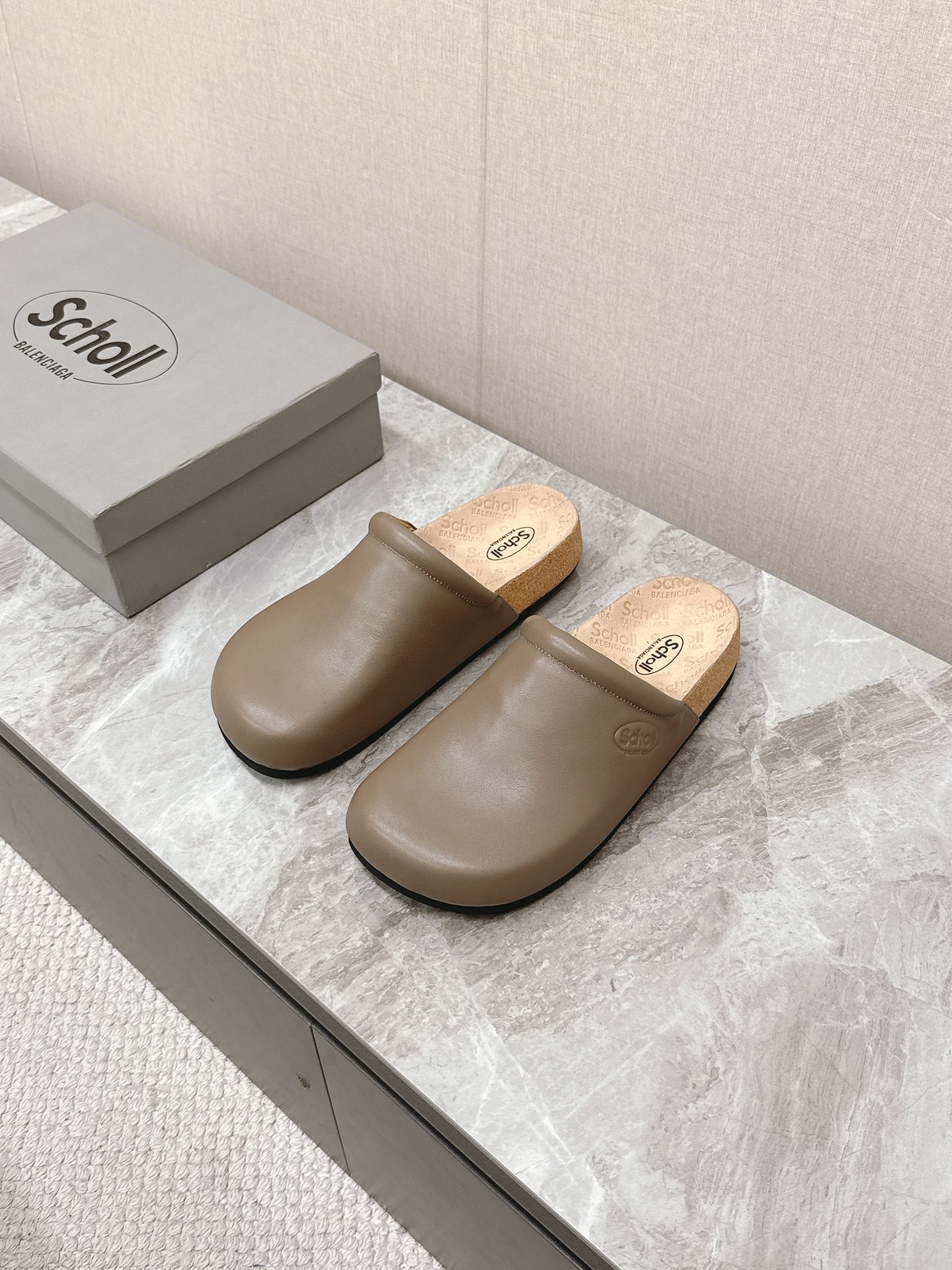 NO:265657,Men's clothing 10 Balenciaga X Scholl co-branded wooden bottomed Berken couple slippers Sandals Combined with the design and expertise of Scholl, creating extra comfortable foot protection shoes and insoles. Among them, the flat-sole cork-sole calfskin sandals are equipped with classic Scholl metal buckles, paying tribute to 1956 Scholl Pescura sandals prototypes. Many internet celebrity fashion experts grow grass. Not good-looking. The foot design is also super comfortable. The top layer cowhide layered wood and sued fabric water-in-packing platform. High foaming and wear-resistant outsole Size women 35-40. Men 39-44. Semi-torque, balenciaga, balenciaga, sandals, slippers, cowhide19860909男装10 Balenciaga巴黎世家 X Scholl联名款木塞底勃肯情侣款拖鞋 凉鞋 以巴黎世家的设计才思融合 Scholl 的工艺专长,打造格外舒适的护足鞋履与鞋垫.其中平底款软木底小牛皮凉鞋配有经典 Scholl 金属搭扣,致敬 1956 Scholl Pescura 凉鞋原型 超多网红时尚达人种草 不当当好看 脚感设计也是超级舒适 头层牛皮 层木和绒面料包水台 高发泡耐磨大底Size女35-40 男39-44,半拖,balenciaga,balenciaga,sandals,slippers,cowhide,Women's Shoes