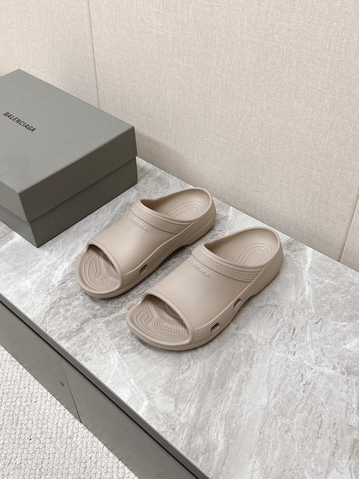 NO:265655,BALENCIAGA spring and summer couple slippers latest series launches to explore the concept of originality and appropriation in the fashion industry, pay tribute to inheritance and classics with the new series, and use the iconic BALENCIAGA silhouette and tire abstract sole to create humorous and harmonious new ideas, original one-to-one practice, and shoes integrated molding. Exclusive combination sole, authentic full packaging, Size35-40 Men 39-44, slippers, balenciaga, balenciaga, slippers19860909BALENCIAGA巴黎世家春夏情侣款拖鞋最新款系列推出探索时尚界对于原创与挪用的概念、以全新系列致敬传承与经典,以标志性BALENCIAGA廓形和轮胎抽象大底,碰撞出诙谐又和谐的新创意、原版一比一做法、鞋子一体成型 独家组合大底、正品全套包装、Size35-40 男39-44,拖鞋,balenciaga,balenciaga,slippers,Women's Shoes