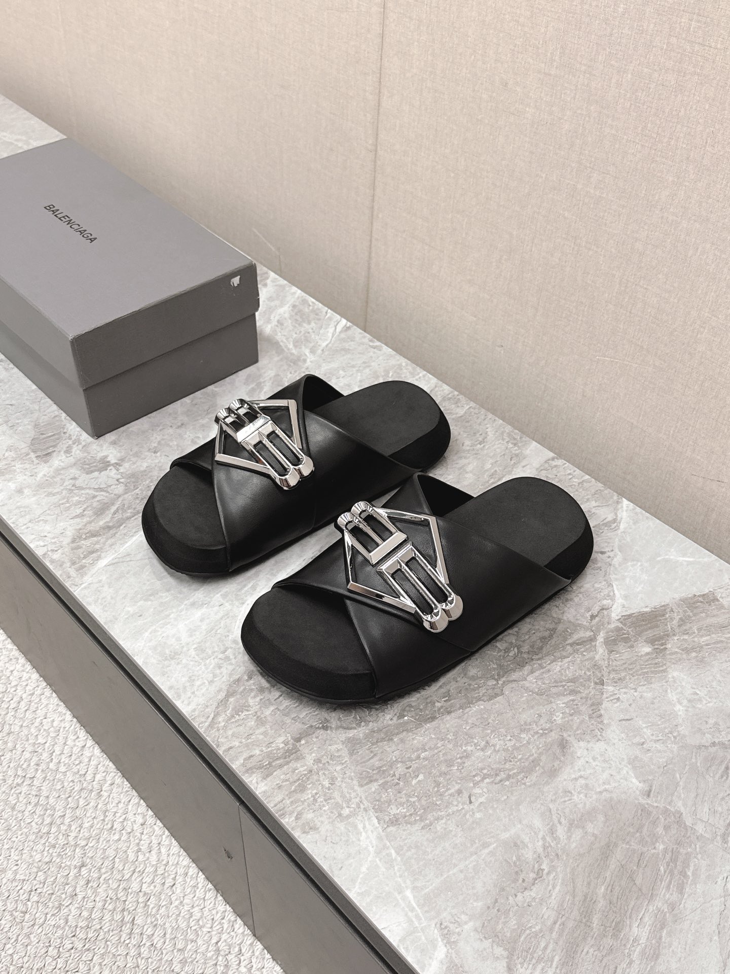 NO:284060,Men's clothing 10 Balenciaga Balenciaga 25SS couple slippers The most popular item on the show Balenciaga 25 shows The most popular fashion bloggers plant grass must-have slippers in summer Original purchase and development Perfect replica Extremely personalized shoe design Paired with super high recognition hardware The style that trendy people can see at a glance The soft upper is the most retro and the most versatile color matching The sole design Super soft Original open-die wear-resistant velvet combination sole Size: Women 35-40 Men 39-44, Balenciaga, balenciaga, burberry, slippers, cowhide19860909男装10 Balenciaga巴黎世家25SS秀款情侣拖鞋  巴家25秀场出镜率最高的单品 超多网红时尚博主种草 夏天必备拖鞋 原版购入开发 完美复刻 极具个性化的鞋型设计 搭配超高辨识度的五金 潮人一眼入的款 鞋面柔软小牛皮配上B五金满满的复古感又是最最最百搭的配色 鞋底设计 超级柔软 原版开模耐磨绒组合大底 Size:女35-40 男39-44,,balenciaga,balenciaga,burberry,slippers,cowhide,Men's shoes