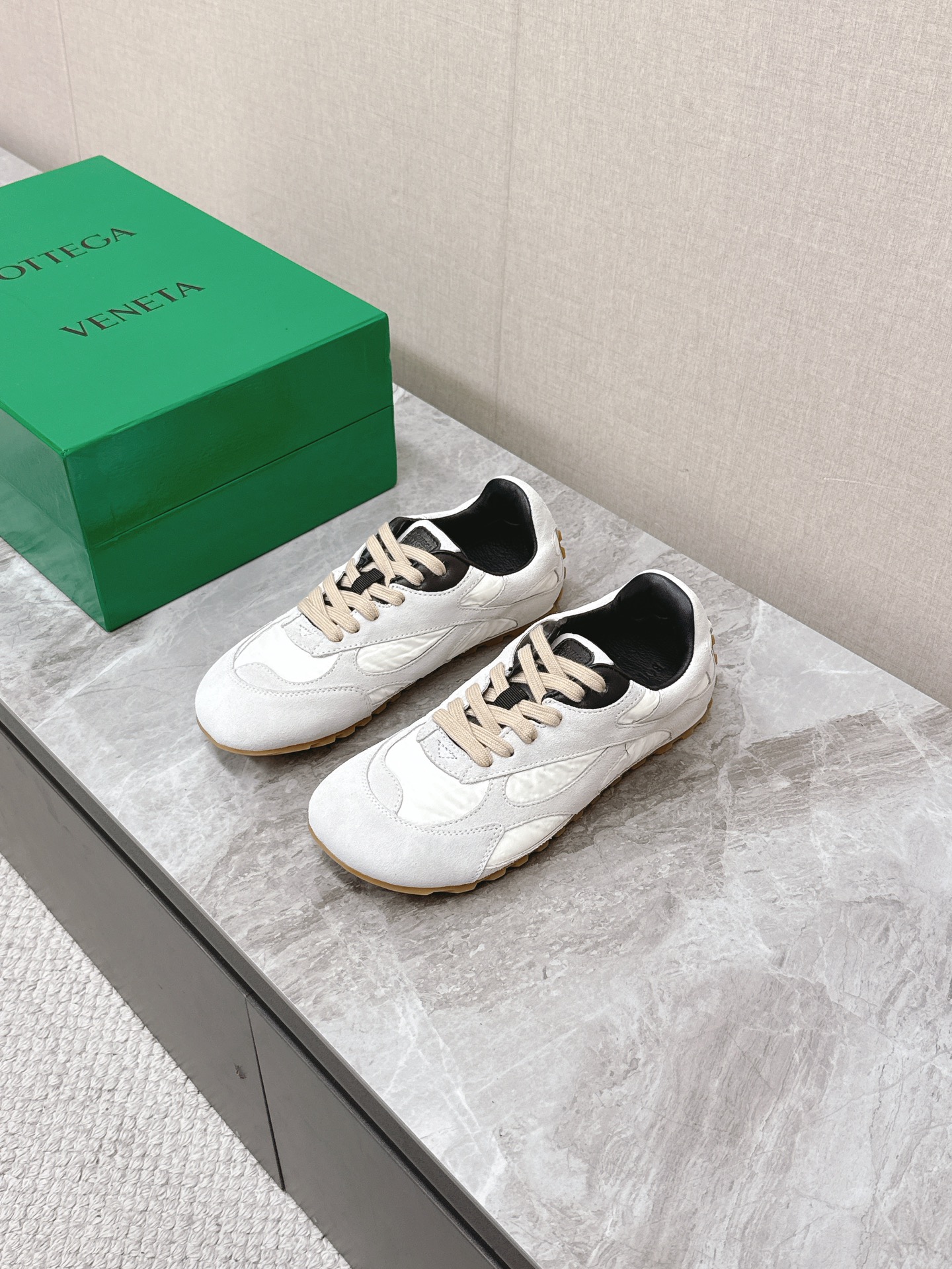 NO:345140,Real-priced Bottega Veneta BV Baodie Home Couple Forrest Gump Shoes German Training Sports Shoes BV classic old-fashioned sports shoes many celebrity fashion bloggers plant grass Sneaker Technology nylon and suede, inspired by retro sneakers, new interpretation of classic sneakers, light, comfortable and breathable summer essential soles adopt classic woven texture, super recognizable, nylon suede splicing, full texture!  Size female 35-40 Male 39-45 (female 40 male 45 will not return or exchange), bottega veneta, bottega veneta, bottega veneta, bottega veneta, sneakers, chamois leather19860909实价Bottega Veneta BV葆蝶家情侣款 阿甘鞋 德训运动鞋  BV经典老钱风运动鞋超多明星时尚博主种草 Sneaker科技尼龙和绒面打造,灵感来自复古球鞋,全新演绎经典运动鞋,轻便、舒适、透气的夏季必备单品鞋底采用经典的编织纹理,超有辨识度,尼龙麂皮拼接,满满的质感呈现！Size女35-40 男39-45（女40男45不退换）,,bottega veneta,bottega veneta,bottega veneta,sneakers,chamois leather,Men's shoes