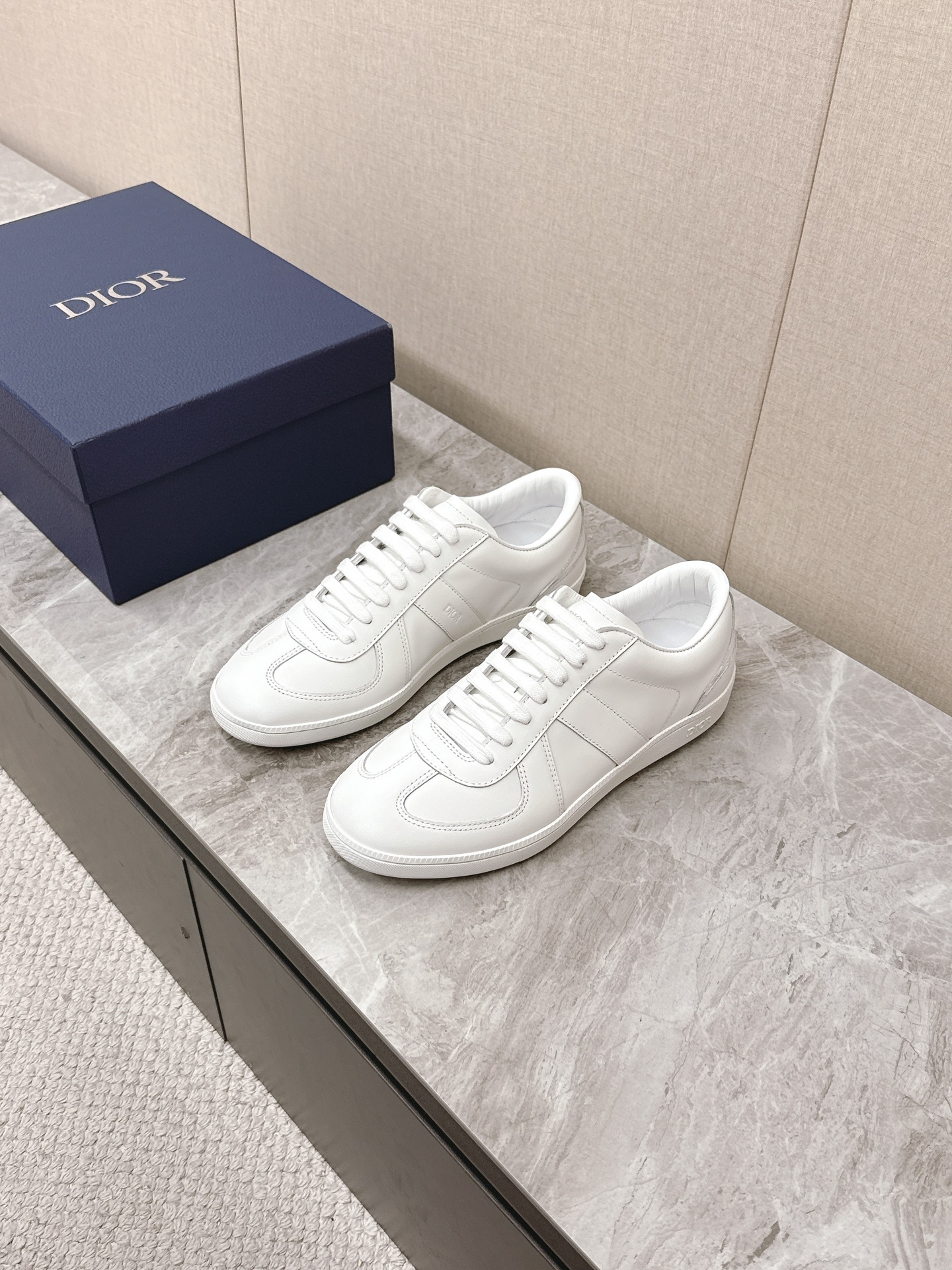 NO:345265,Real price Dior's latest B01 series Matchpoint couple's model German training shoes Original triple pairs purchased and developed perfect replica Many celebrities buy grass and reinterpreted with fashionable and elegant silhouettes. They are carefully crafted from black and white smooth cowhide, decorated with gray suede splicing to enhance the style. The tongue and inner side are decorated with Dior logo, and the heel is decorated with CD Icon logo. Paired with amber rubber sole, the Dior logo is embellished with various shapes from the Dior Icons limited series to create exquisite shapes Original imported cowhide soft imported cowhide inner lining Original open mold anti-slip TPU material Size: Women's model 35-40 Men 39-45 (female 40 Men 45 No return or exchange), Dior, dior, cowhide19860909实价 Dior迪奥最新款B01系列Matchpoint 情侣款 德训鞋  原版三双购入开发 完美复刻 超多明星入手种草 以时尚优雅的廓形重新诠释.采用黑色和白色光滑牛皮革精心制作,饰以灰色绒面革拼接提升格调.鞋舌和内部侧面饰以 Dior 标志,鞋后跟饰以 CD Icon 标志.搭配琥珀色橡胶鞋底,点缀以 Dior 标志,可与 Dior Icons 限定系列的各式造型搭配,打造精致造型 原版进口头层牛皮内里柔软进口牛皮里 原版开模防滑TPU材质 Size : 女款35-40 男39-45（女40男45不退换）,,dior,dior,cowhide,Men's shoes