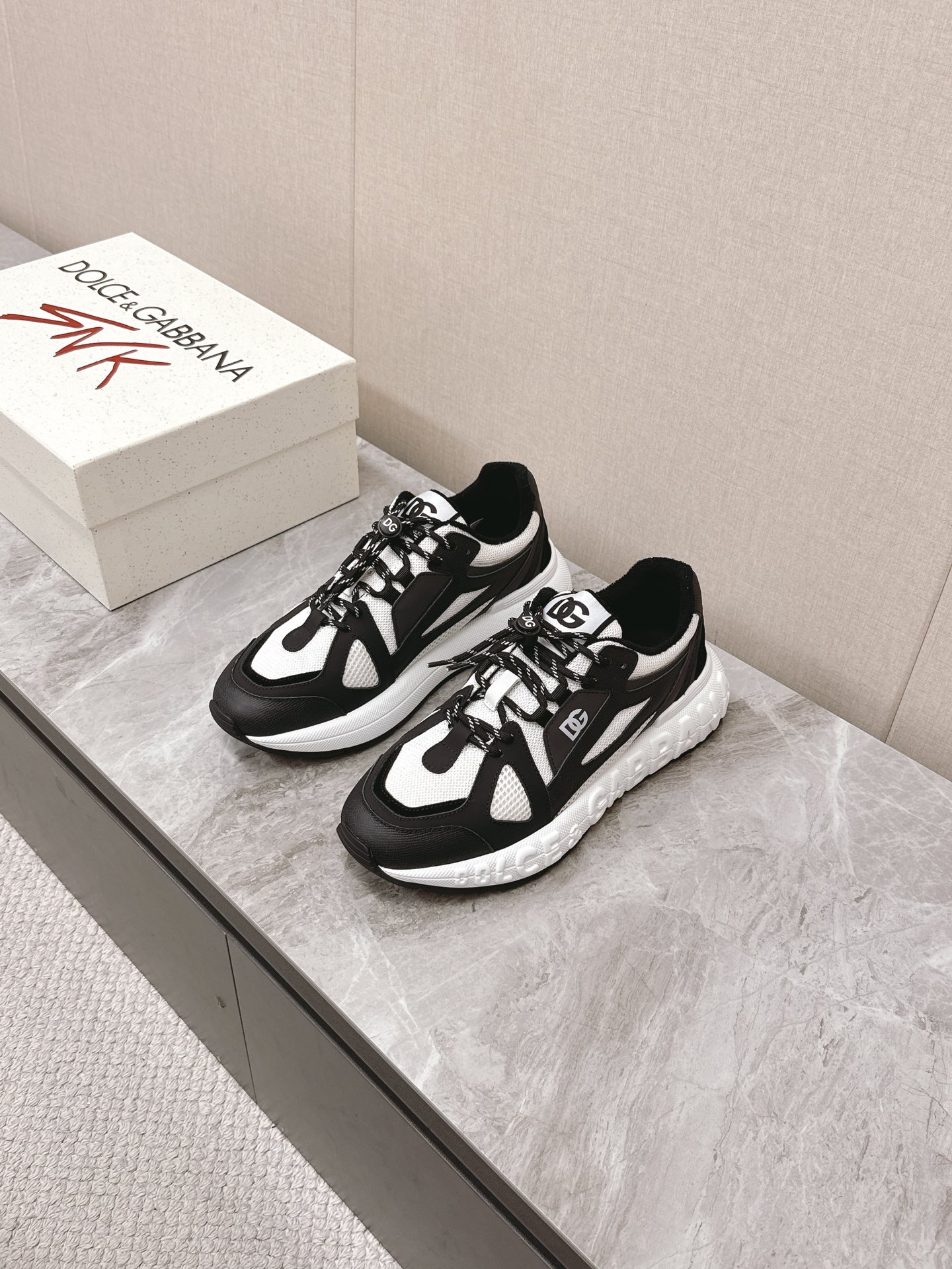 Dolce&Gabbana Las nuevas zapatillas casual para pareja de suela gruesa de Dolce&Gabbana se compraron