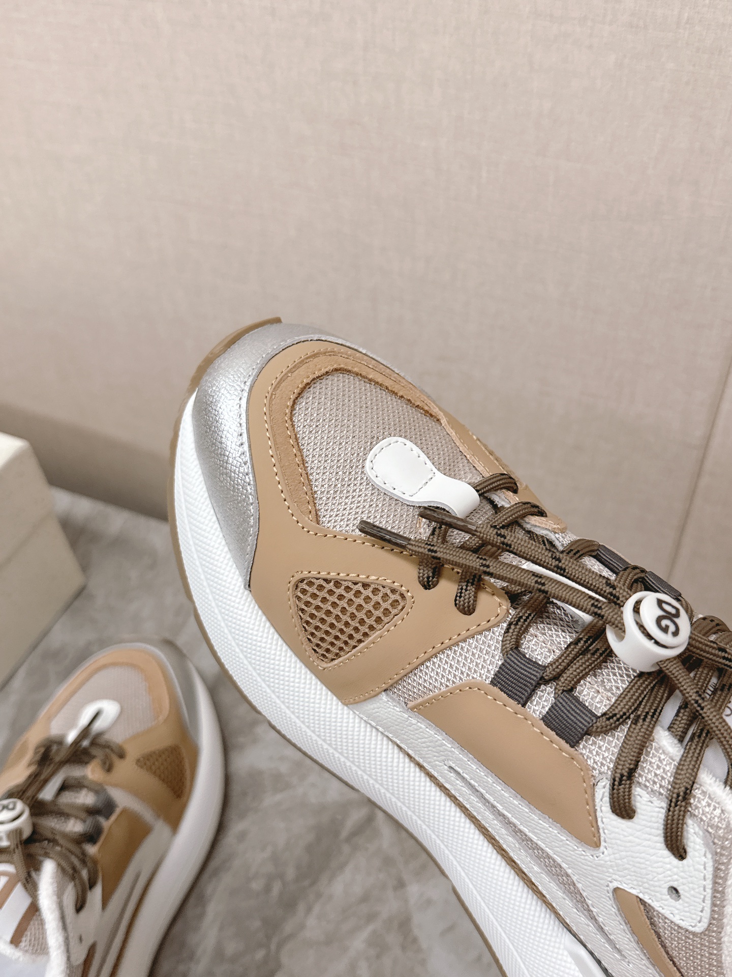 Dolce&Gabbana Las nuevas zapatillas casual para pareja de suela gruesa de Dolce&Gabbana se compraron