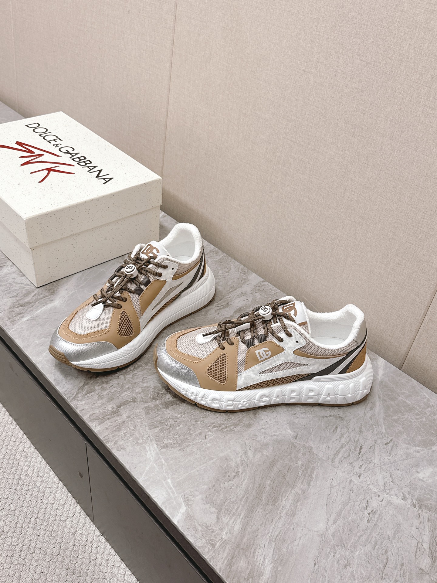 Dolce&Gabbana Las nuevas zapatillas casual para pareja de suela gruesa de Dolce&Gabbana se compraron