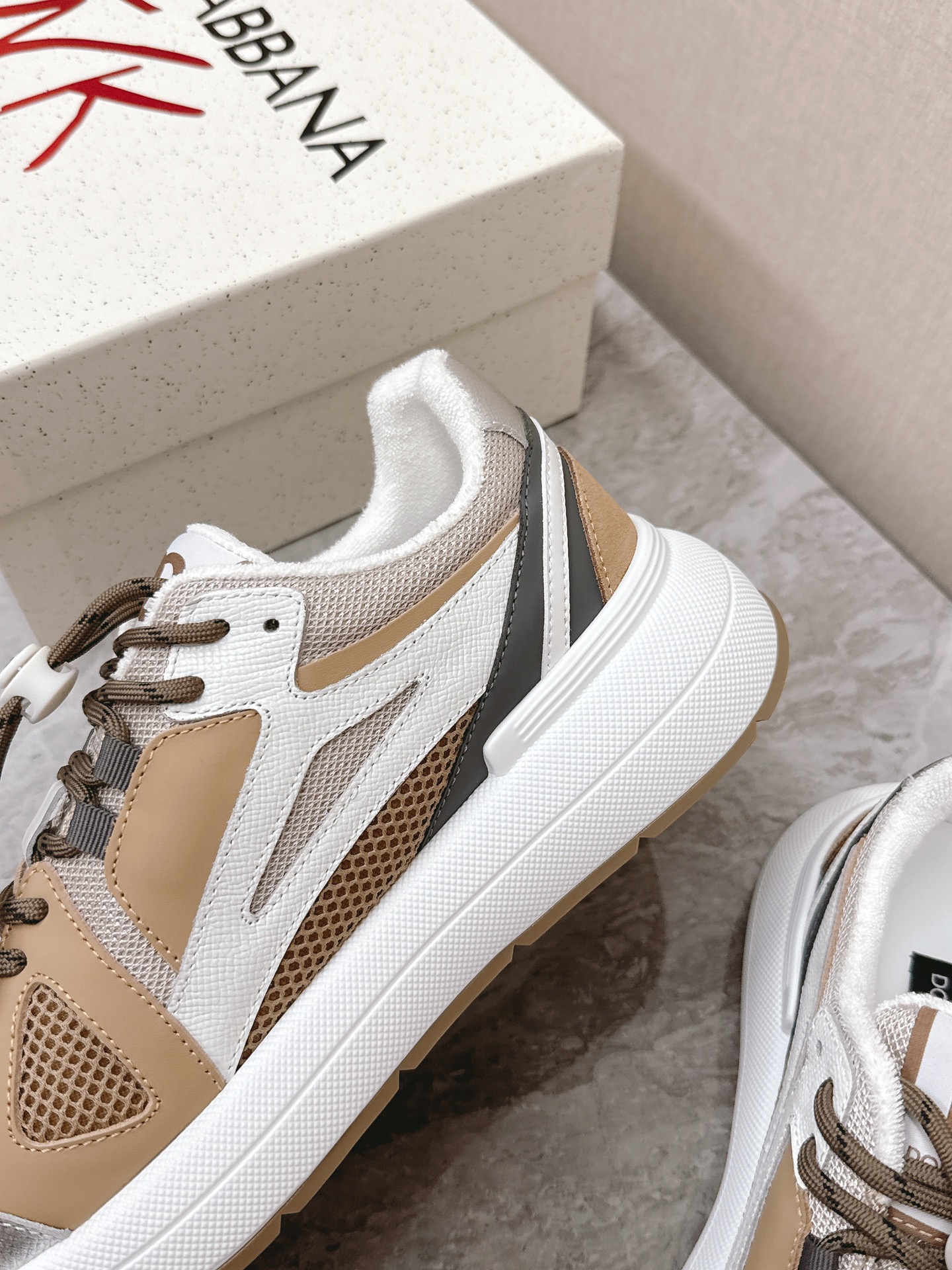 Dolce&Gabbana Las nuevas zapatillas casual para pareja de suela gruesa de Dolce&Gabbana se compraron