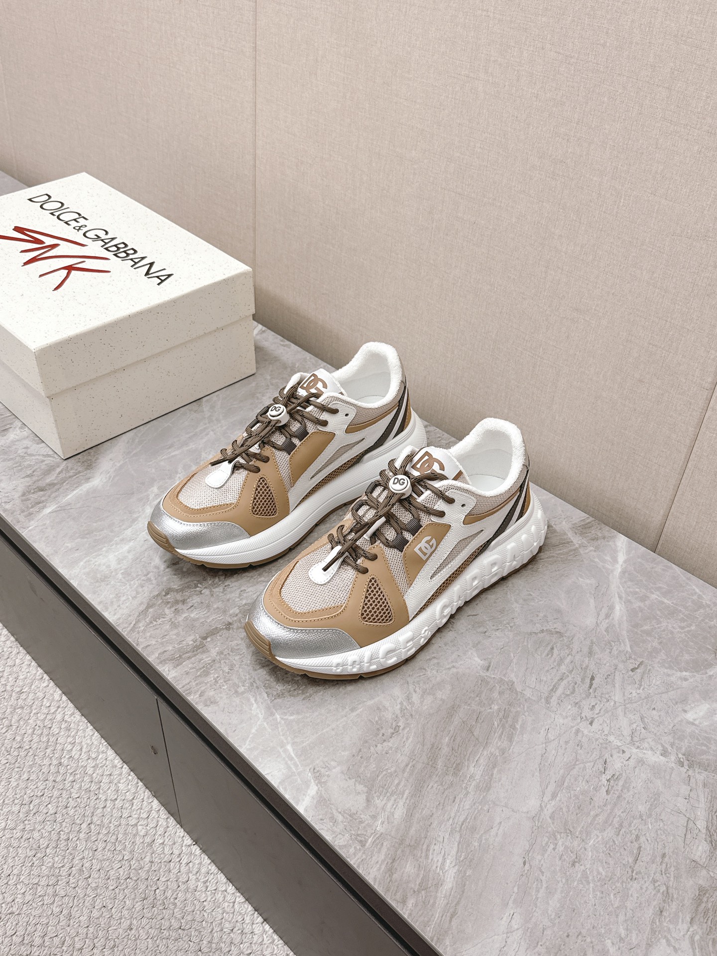 Dolce&Gabbana Las nuevas zapatillas casual para pareja de suela gruesa de Dolce&Gabbana se compraron